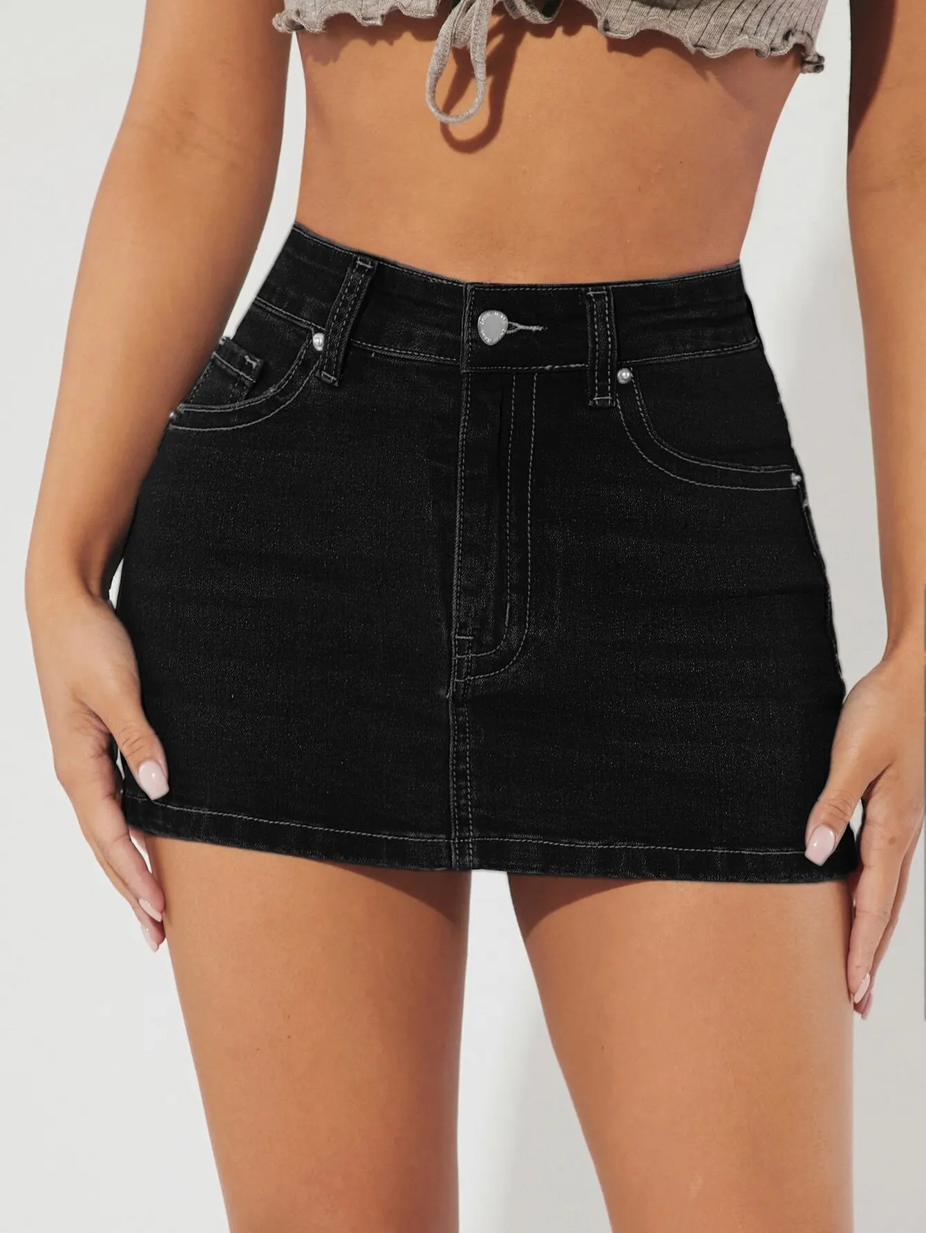 تنورة قصيرة ضيقة سوداء عالية الخصر من الدنيم مع جيب أمامي