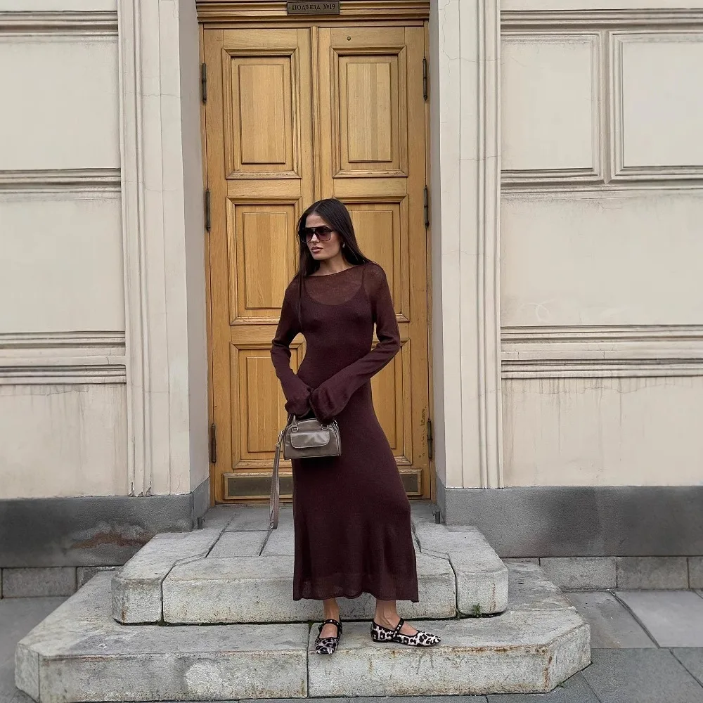 

Мягкий вязаный свитер-жилет и юбка для женщин: комплект для праздников, удобный крой, раздельные вязаные изделия