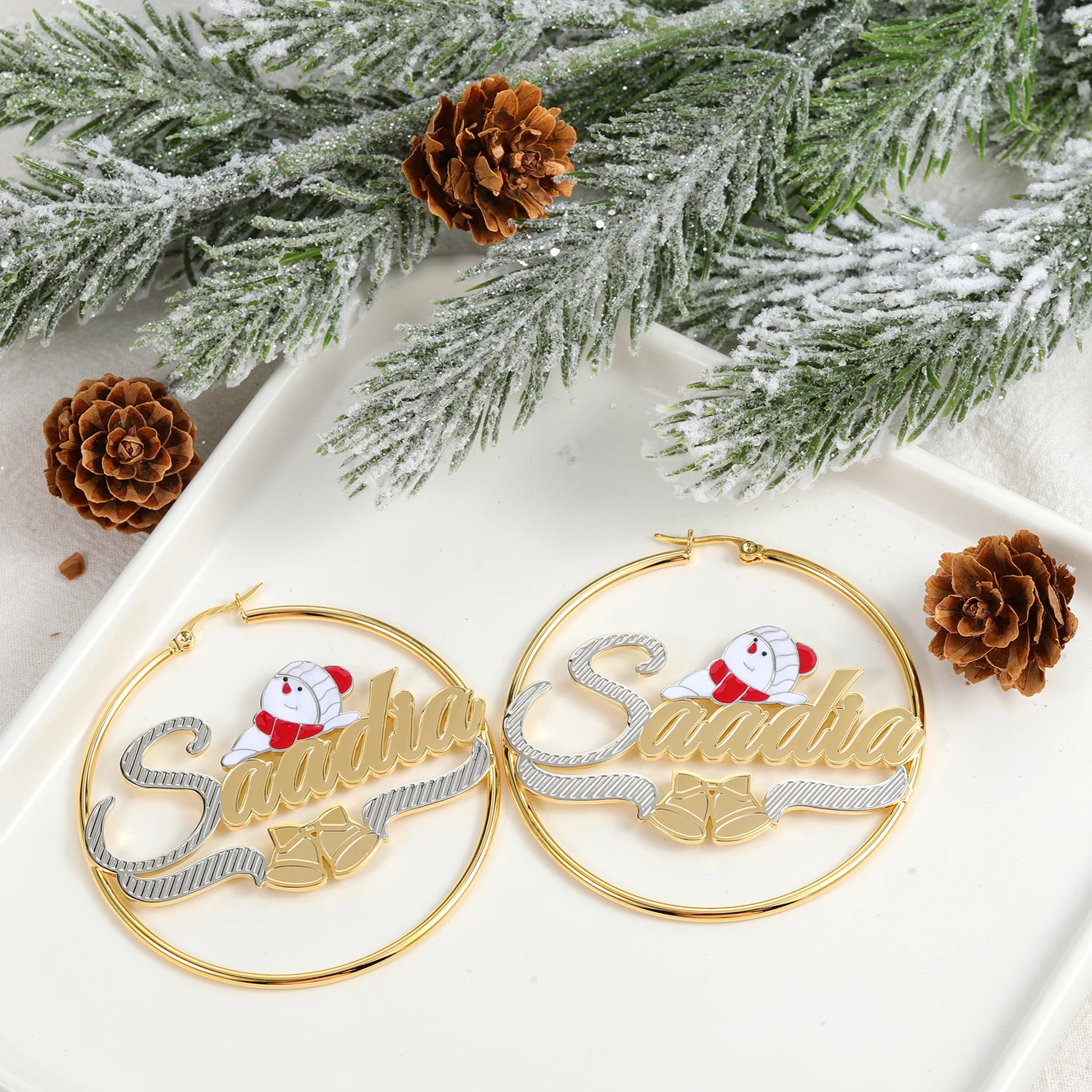

Dascusto персонализированные серьги-кольца с именем, рождественский снеговик, колокольчик, дизайн, позолоченные ювелирные изделия с индивидуальным именем для женщин, праздничный подарок