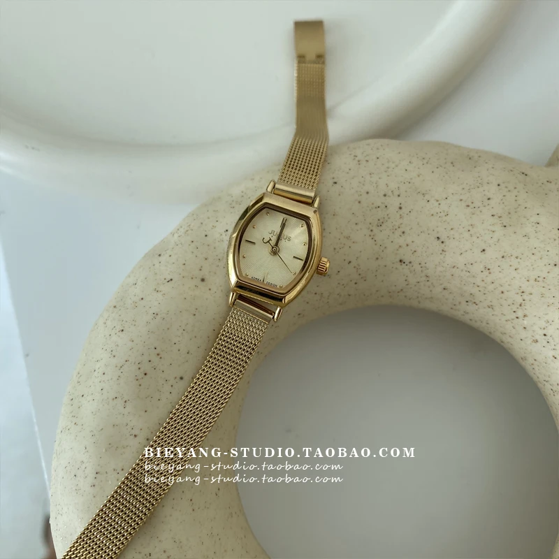 Small and fashionable bucket shaped dial fashionable high-end quartz watch