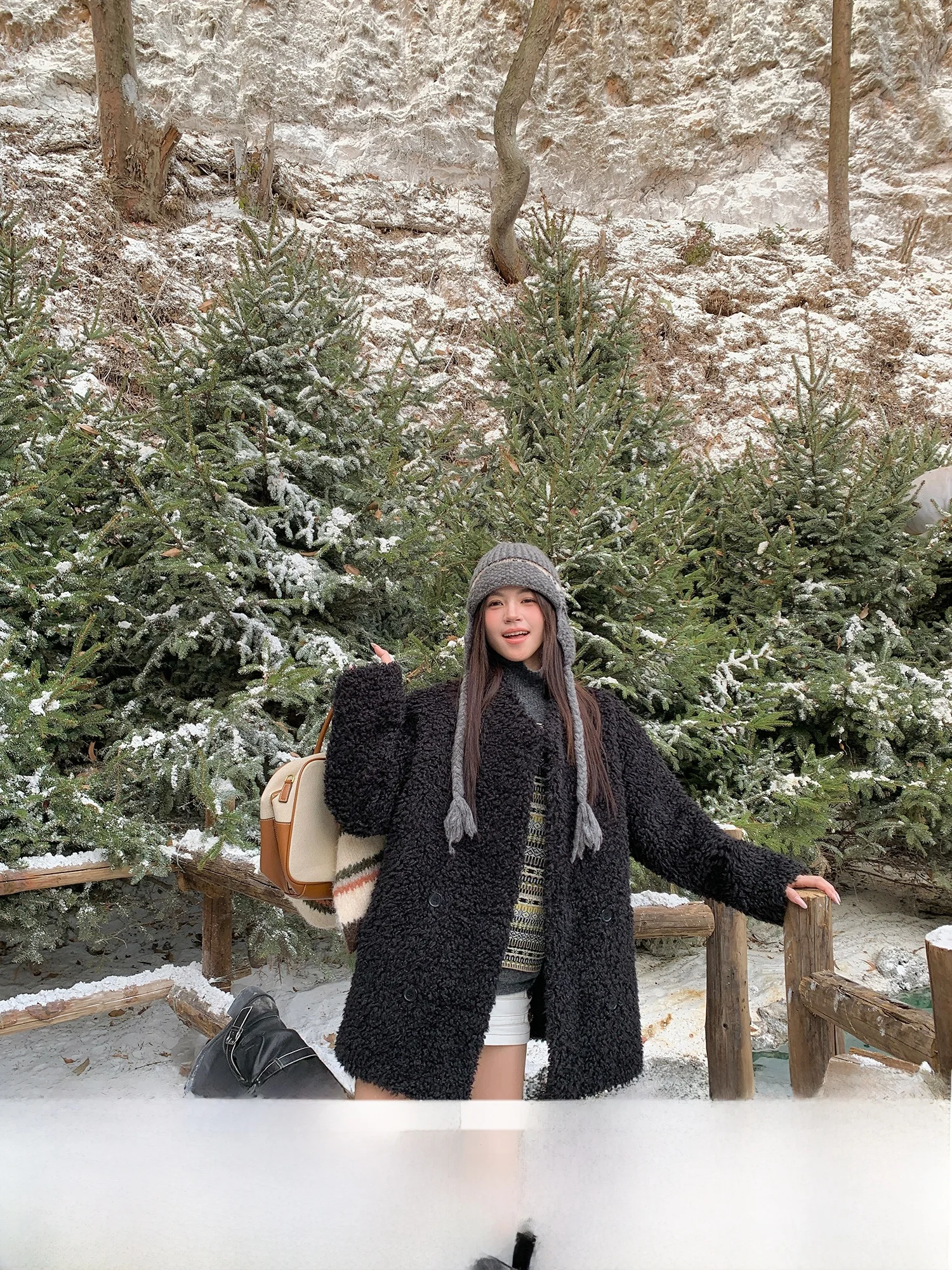 

Женское зимнее пальто из овчины Bla Lamb Fur Jaet: универсальное, свободного кроя, средней длины, теплое, с воротником-стойкой и застежкой на пуговицах