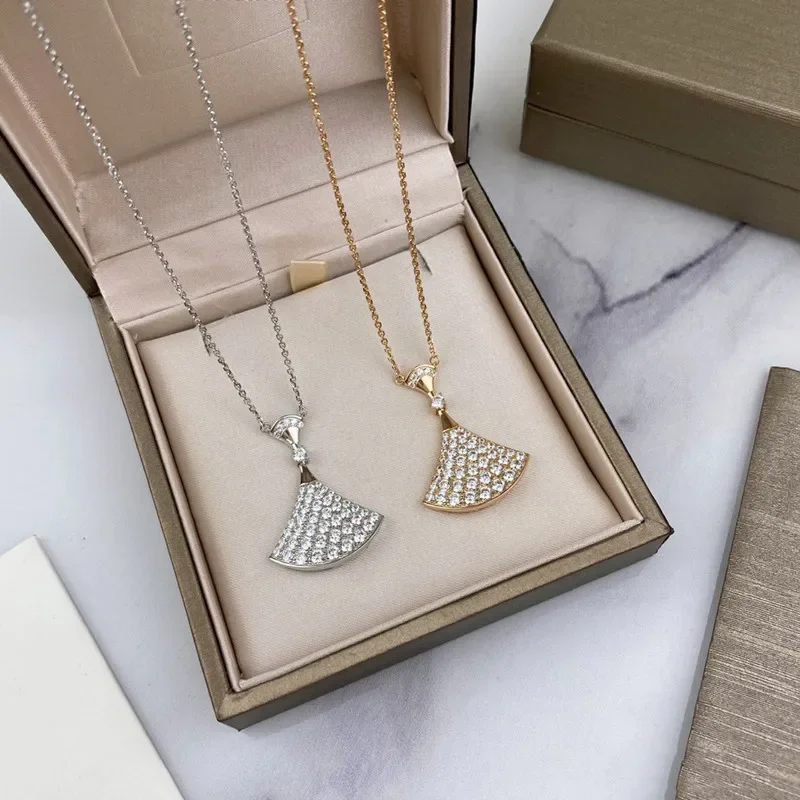 

Full Diamond Dress Pendant Necklace, Feminine Fashion, Swinging Fan-shaped Lock