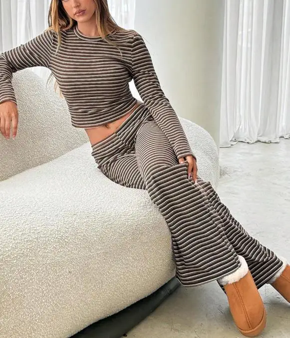 2025 Camiseta de dos piezas para mujer, nueva última moda novedosa, informal, a rayas, de manga larga, pantalones de pierna recta, cubierta interior