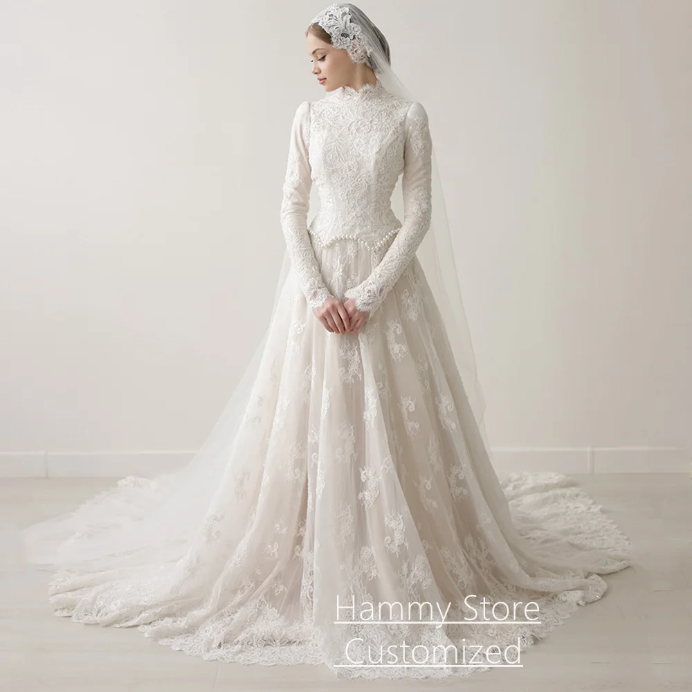 Luxuriöses Spitzen-Brautkleid im Arabischen Stil mit Rundhalsausschnitt, Langen Ärmeln, Perlen-Applikationen und Schleppe
