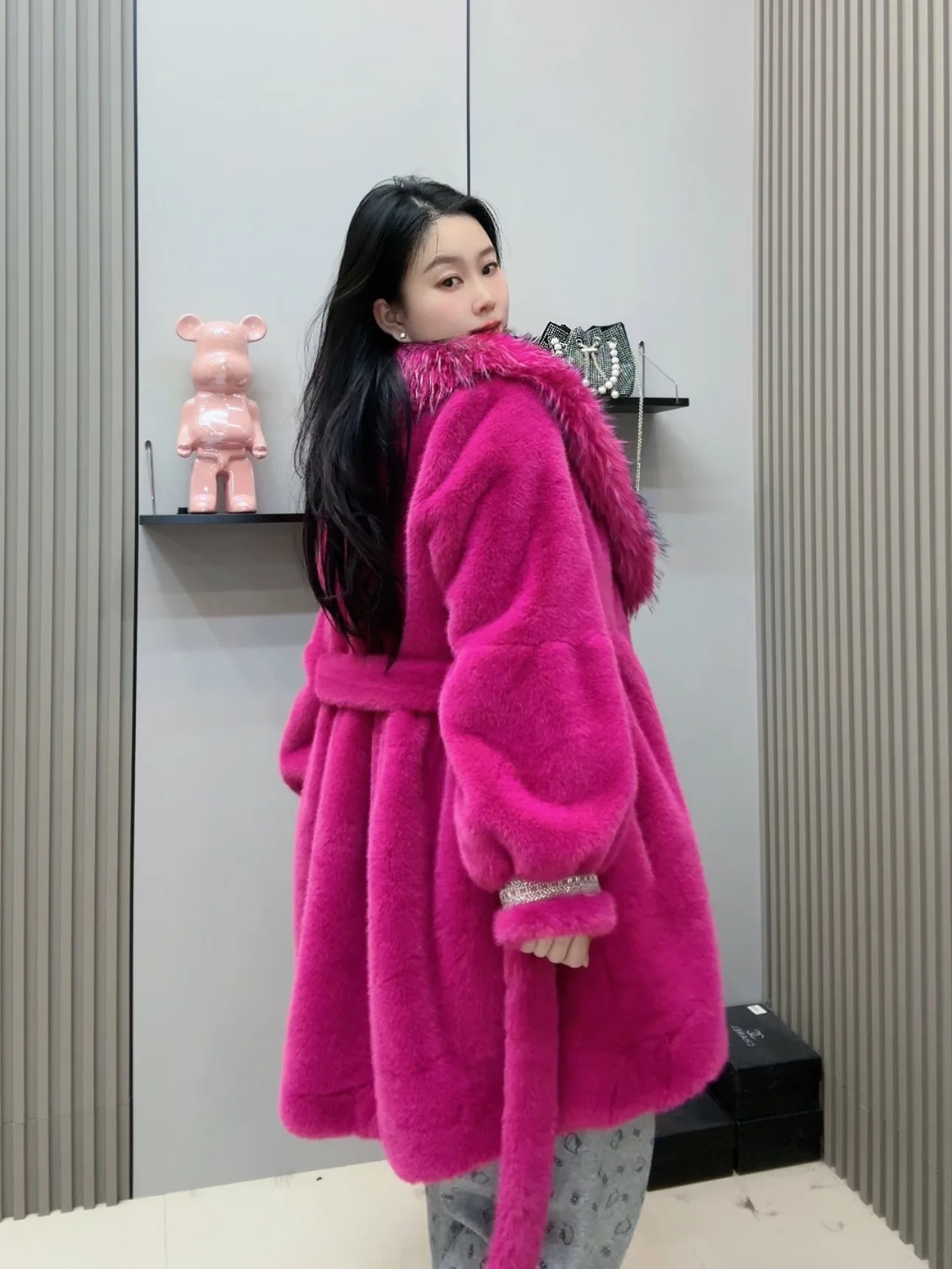 معطف فرو صناعي فاخر بياقة كبيرة على الموضة للنساء موضة أنيقة لشتاء 2025 معطف فروي سميك عالي الجودة