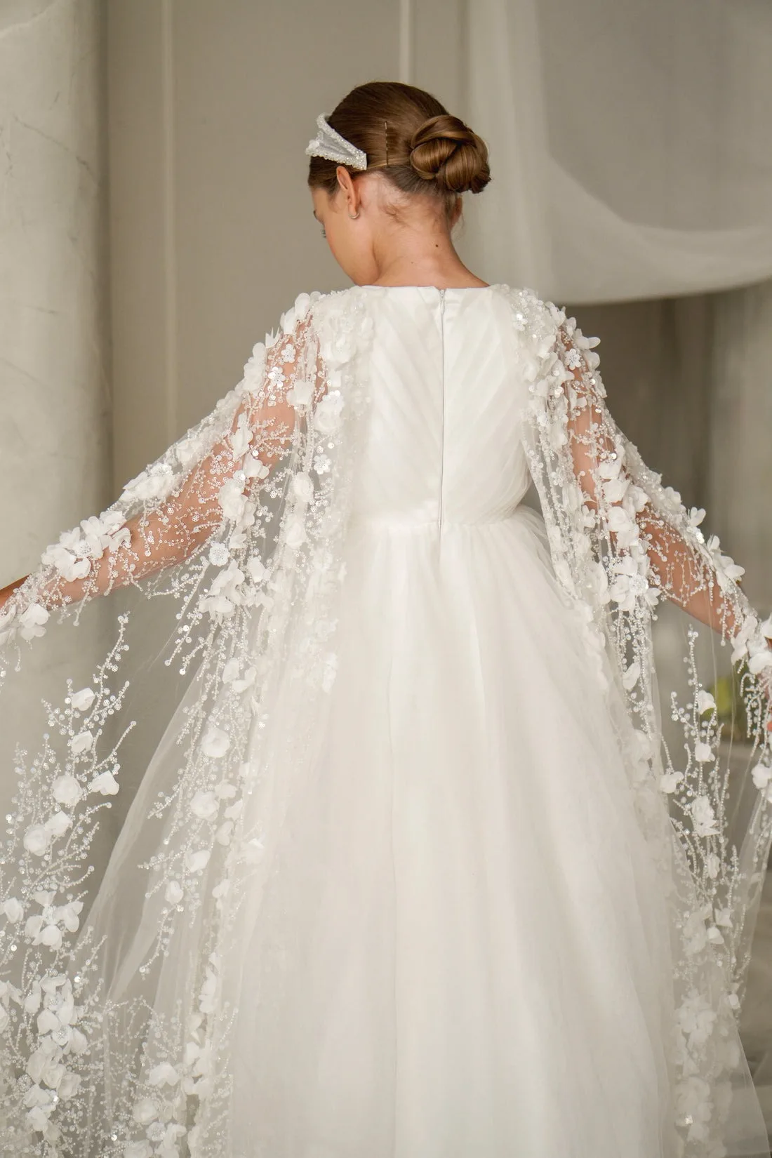 Elegant White Tulle Wedding Flower Girl Dress Pleated Satin Three-dimensional Flower Rhinestone Long Shawl Princess Dress Custom