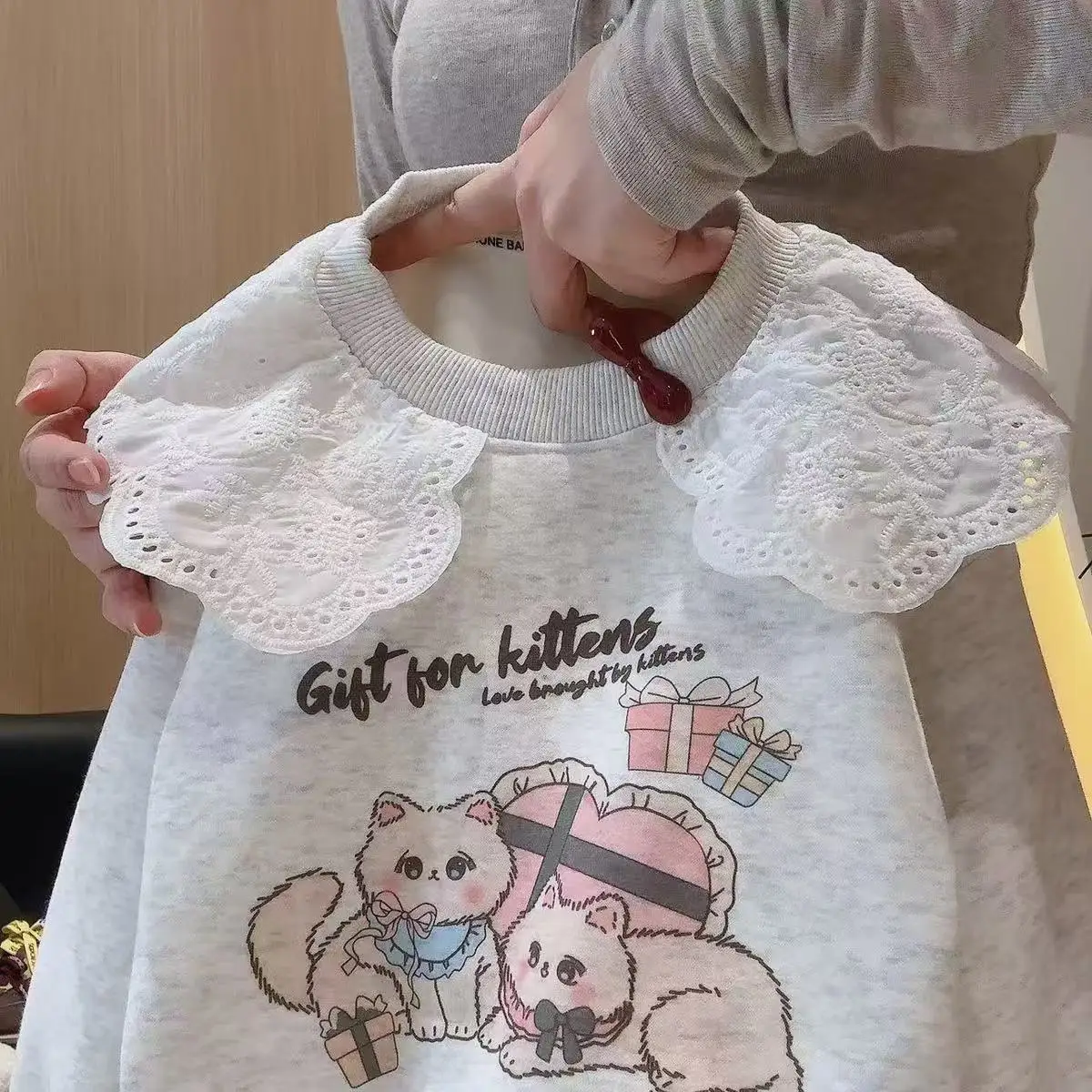 2026 Herbst Baby Mädchen Sweatshirt-Set mit Spitzenkragen, niedlicher Katzenprint + Jogginghose, 2-teiliges Set, Kinderkleidung, lässiger Trainingsanzug – Detail 4
