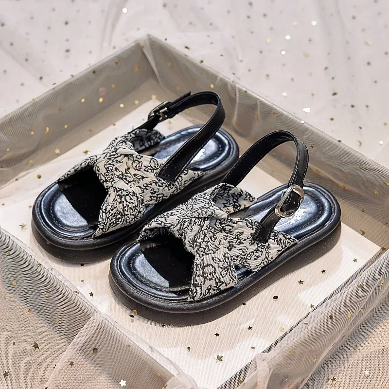 أحذية الأميرة للفتيات أحذية أنيقة بنعل ناعم للأطفال أحذية الشاطئ بأصابع مفتوحة كاجوال لصيف 2025 صنادل أطفال جديدة غير قابلة للانزلاق أنيقة حلوة #1