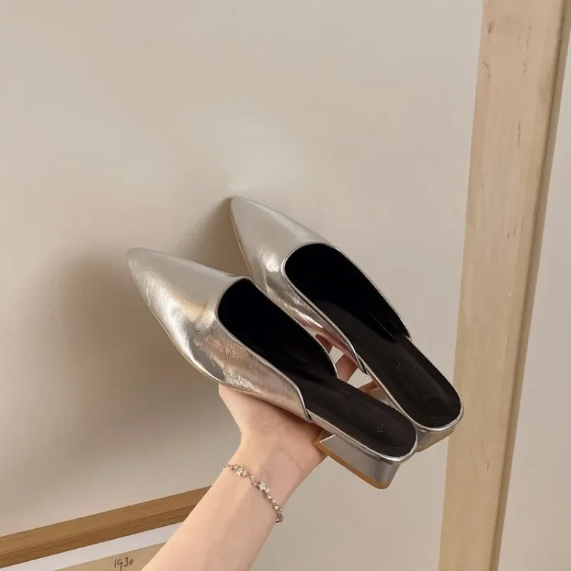 Spitze Zehenpartie, rückenfreie Mules für Damen – Modische Slip-Ons mit niedrigem Blockabsatz, elegante Büro-Slipper, bequeme Sandaletten – Detail 5