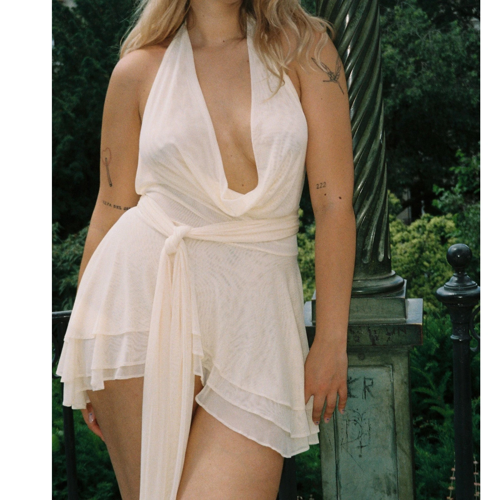 Feminino elegante halterneck mini vestido moda sem mangas sem costas cowl neck vestido de festa de verão com cinto praia