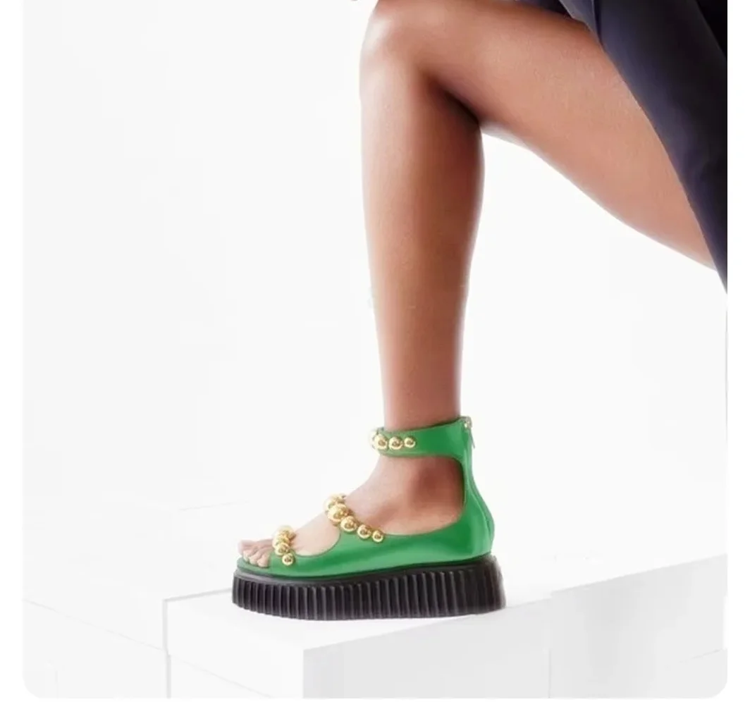 

Женские кожаные босоножки на высоком каблуке-танкетке с заклепками и пряжкой, с открытым носком, модный дизайн