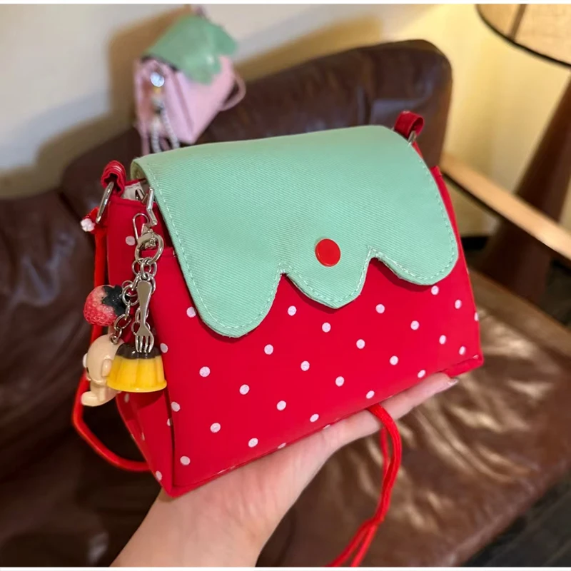 Erdbeerfarbene gepunktete Umhängetasche, leichte, vielseitige Umhängetasche für Pendlerinnen, niedliche Flip-Messenger-Tasche, Mädchen-Geldbörse – Detail 8