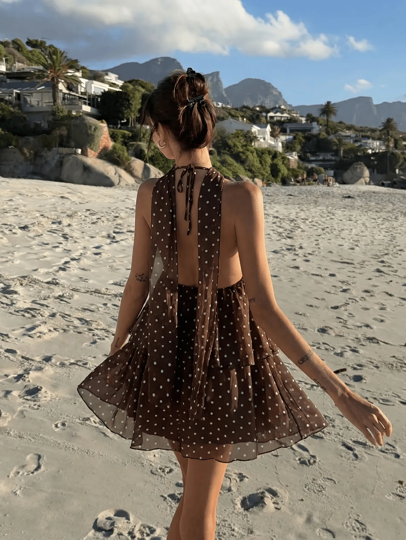 Damen Sommer Urlaub Polka Dot Print Rückenfreies Neckholder Fließendes Mini-Strandkleid – Detail 3