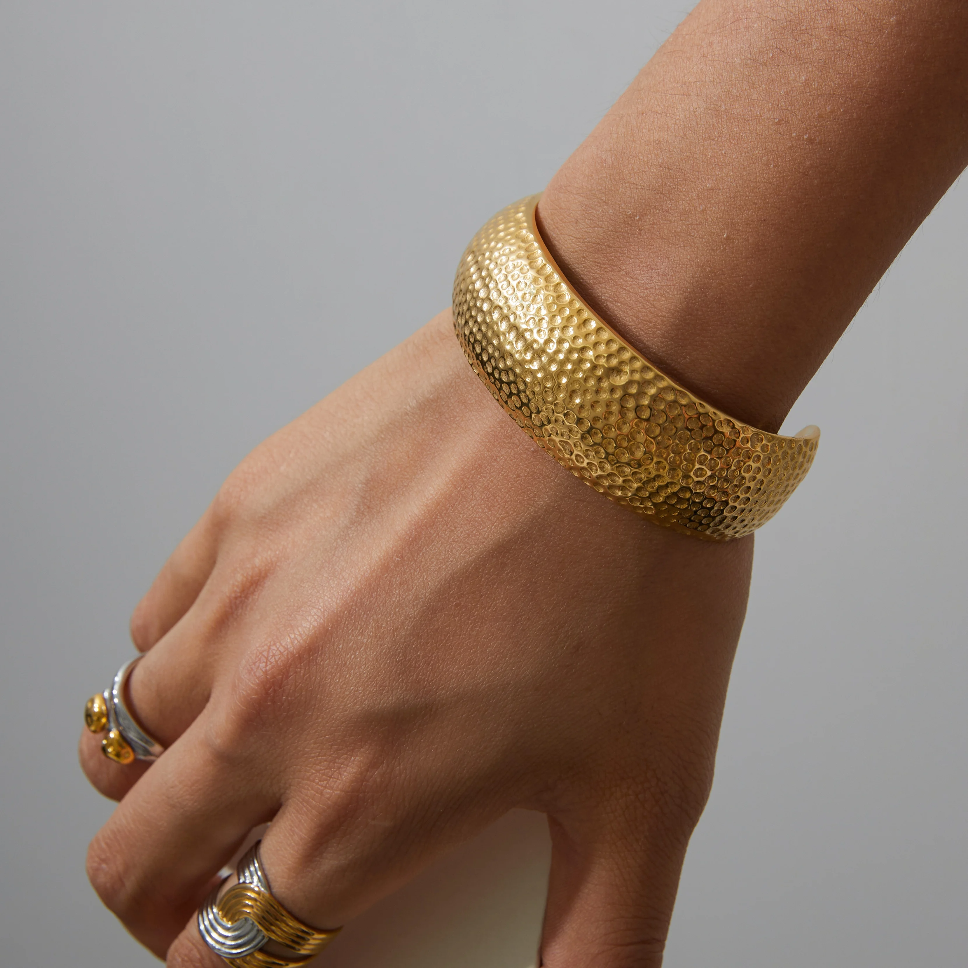 

AIKOER Minimalist Chubby Hammer Pattern Open Bracelet 18K Gold Color Plated Stainless Steel Wide Face Bracelet Women's Accessori