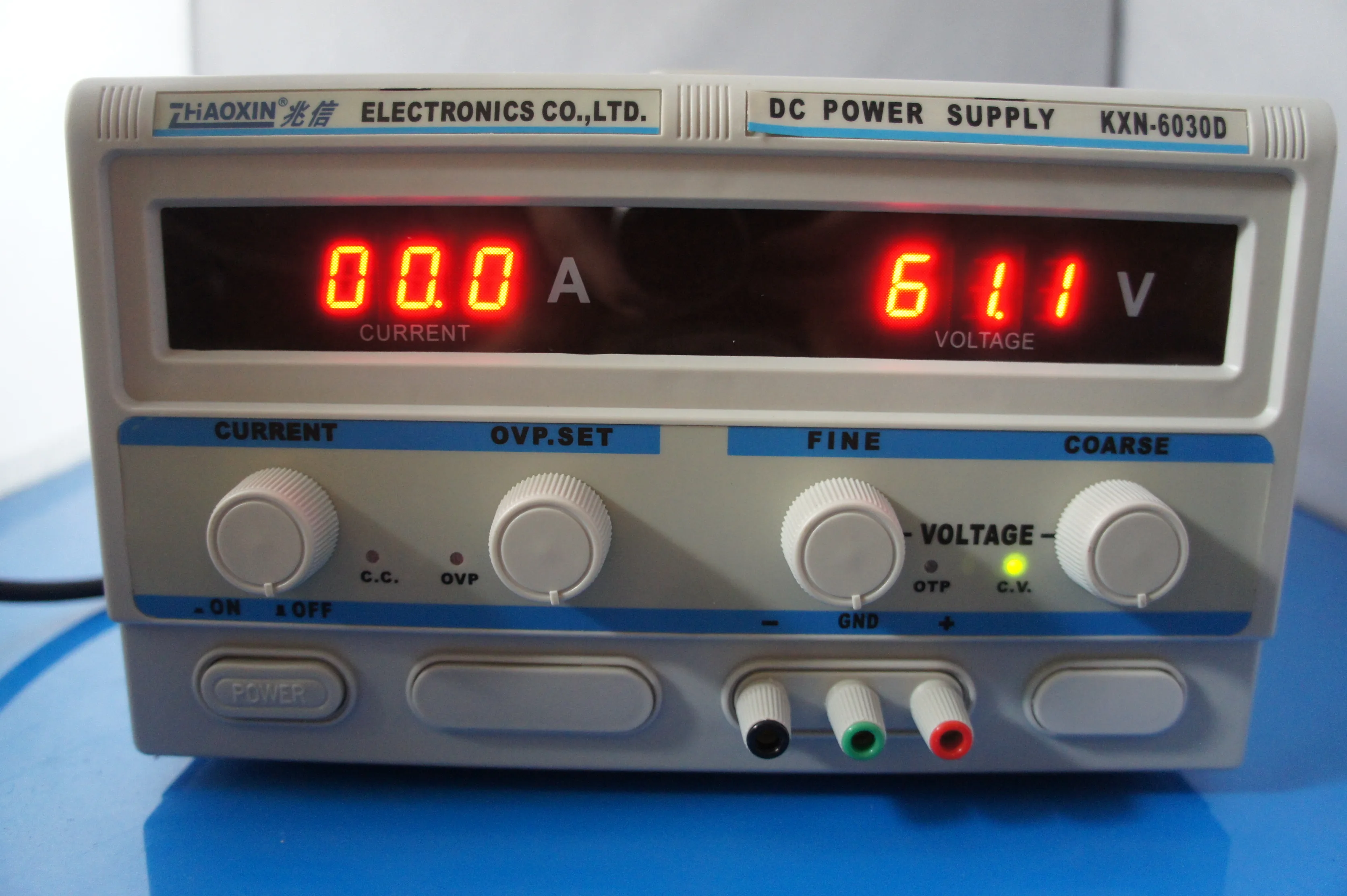 

KXN-6030D Регулируемый источник питания постоянного тока 60 В 30 А Высокая мощность Импульсный источник тока с регулируемым напряжением