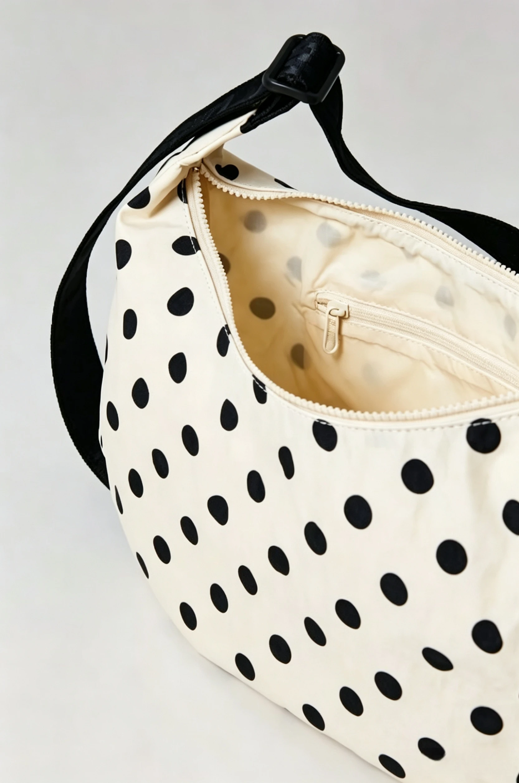 Mittlere Halbmond-Tasche für Damen im Alltagsstil, einfache lässige Umhängetasche der Luxusmarke, Freizeit-Outdoor-Umhängetasche für Damen – Detail 4