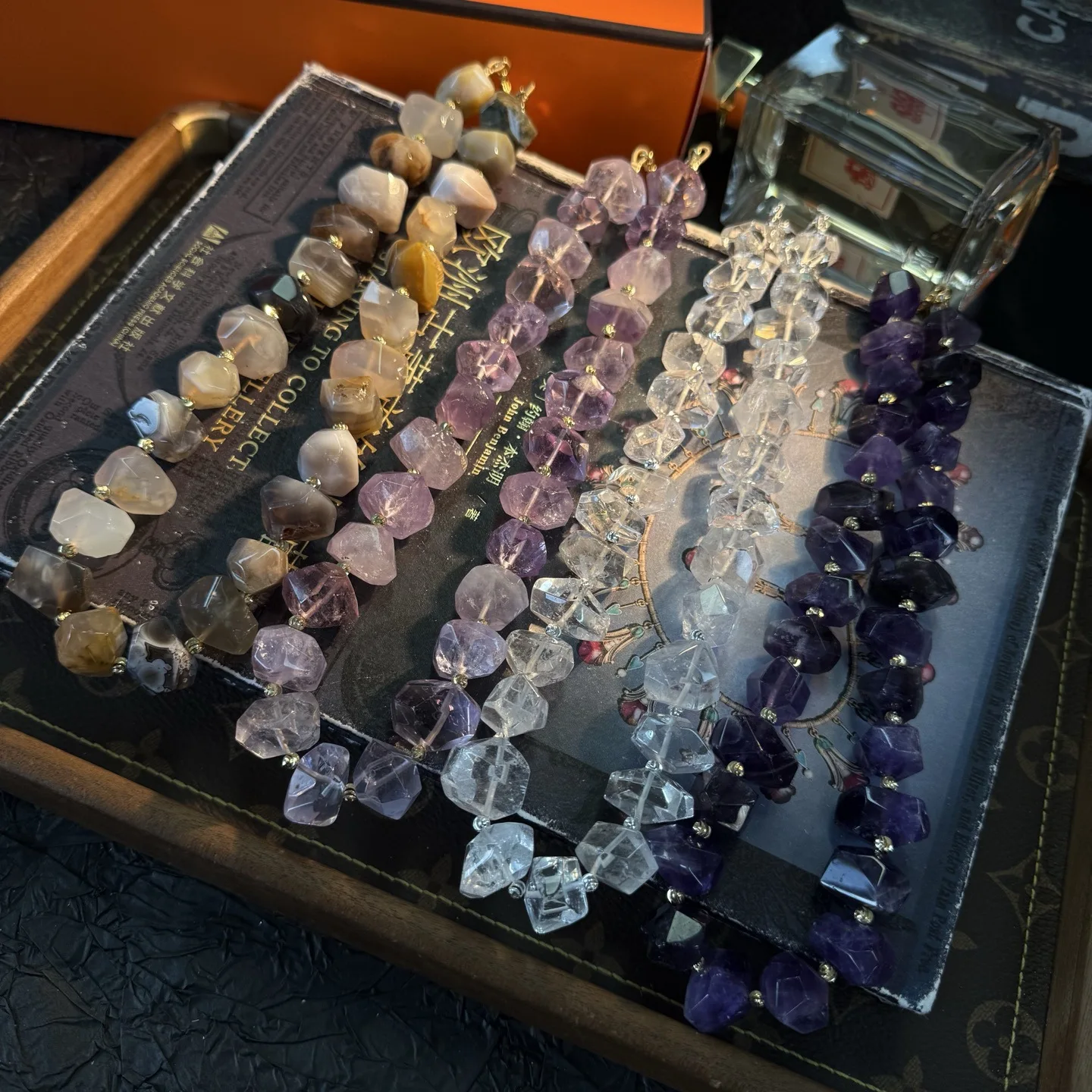 

Винтажное кристаллическое роскошное простое элегантное дизайнерское ожерелье в стиле ретро для женщин, прозрачное кварцевое колье с аметистом, эффектное ювелирное изделие на воротнике