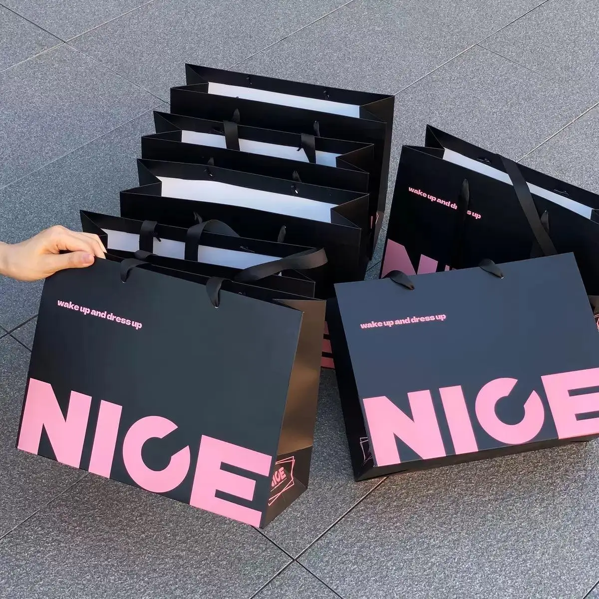 Recyclable White Cardboard Shopping Bags With Handles Custom Logo Paper Handbags Retail Gift Packaging For Shoes Clothing Store