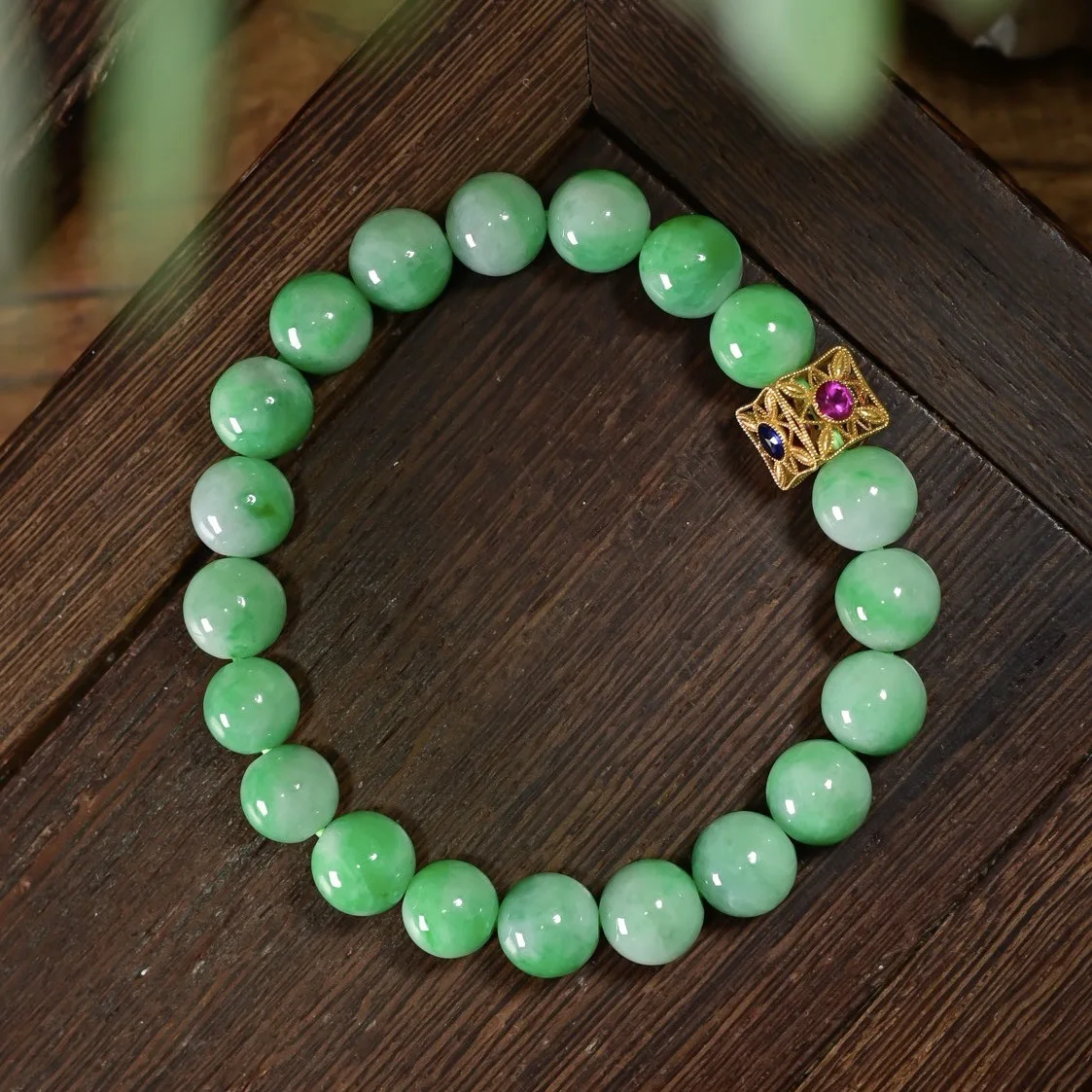 Vintage Natural A Grade Spicy Green Jadeite Round Bead Bracelet 18K Gold Setting Elegant Chinese Style Ladies Jewelry