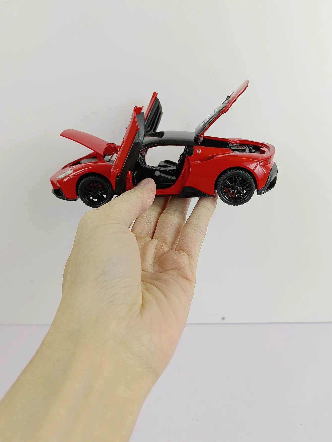 1:32 Maserati MC20 alloy car model doors and the front hood and trunk door can also be opened has sound and lighting functions
