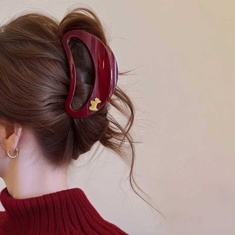 

Осень 2025 года – есть: женская красная овальная заколка Ankara — полый зажим — высокая — модная заколка в виде акулы — стильная заколка для волос на спине — из головы