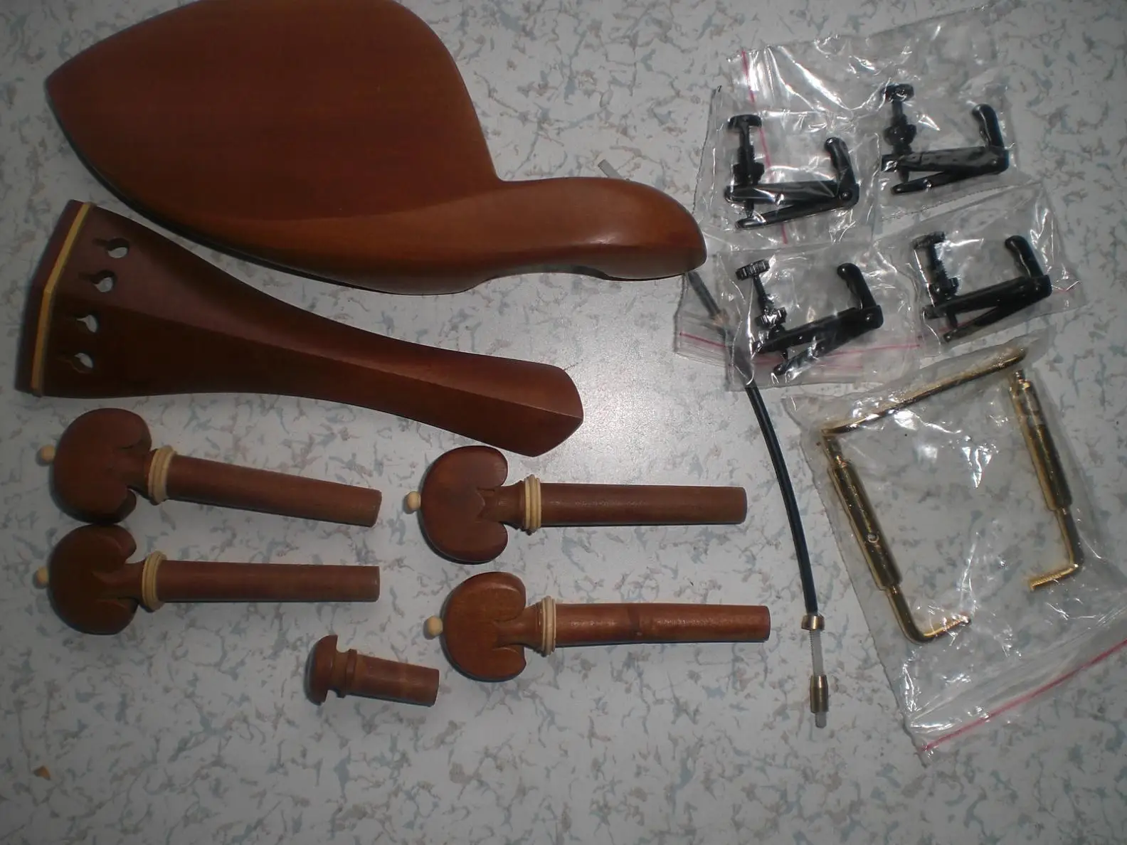 

1 комплект Jujube, фитинг для скрипки с тонкими тюнерами, зажим для подбородка и нейлоновый кишечник, 4/4 размера