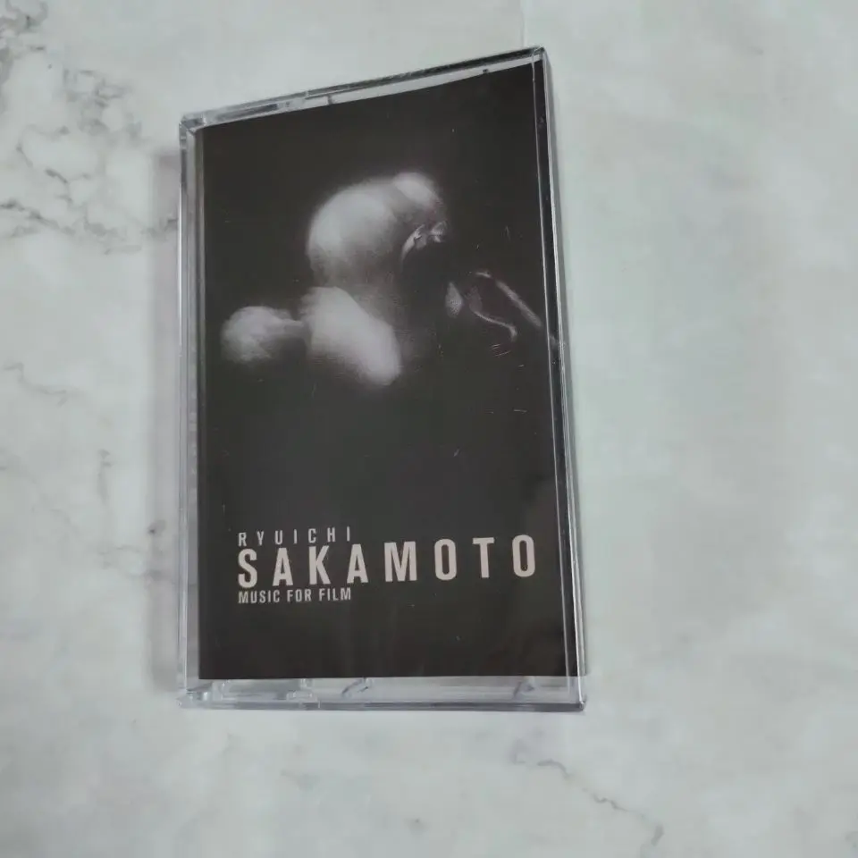 

Инструментальная музыка Рюичи Сакамото: Избранное из киномузыки. Новая запечатанная кассета. Сборник произведений для фортепиано. Современная классическая коллекция.