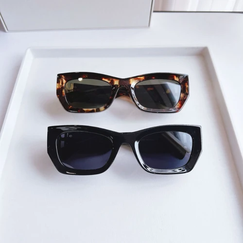 Imagen 2 del producto Gafas de sol ligeras de diseñador de lujo para mujer, gafas de sol poligonales Retro con forma de ojo de gato para hombre, gafas de moda con personalidad UV400