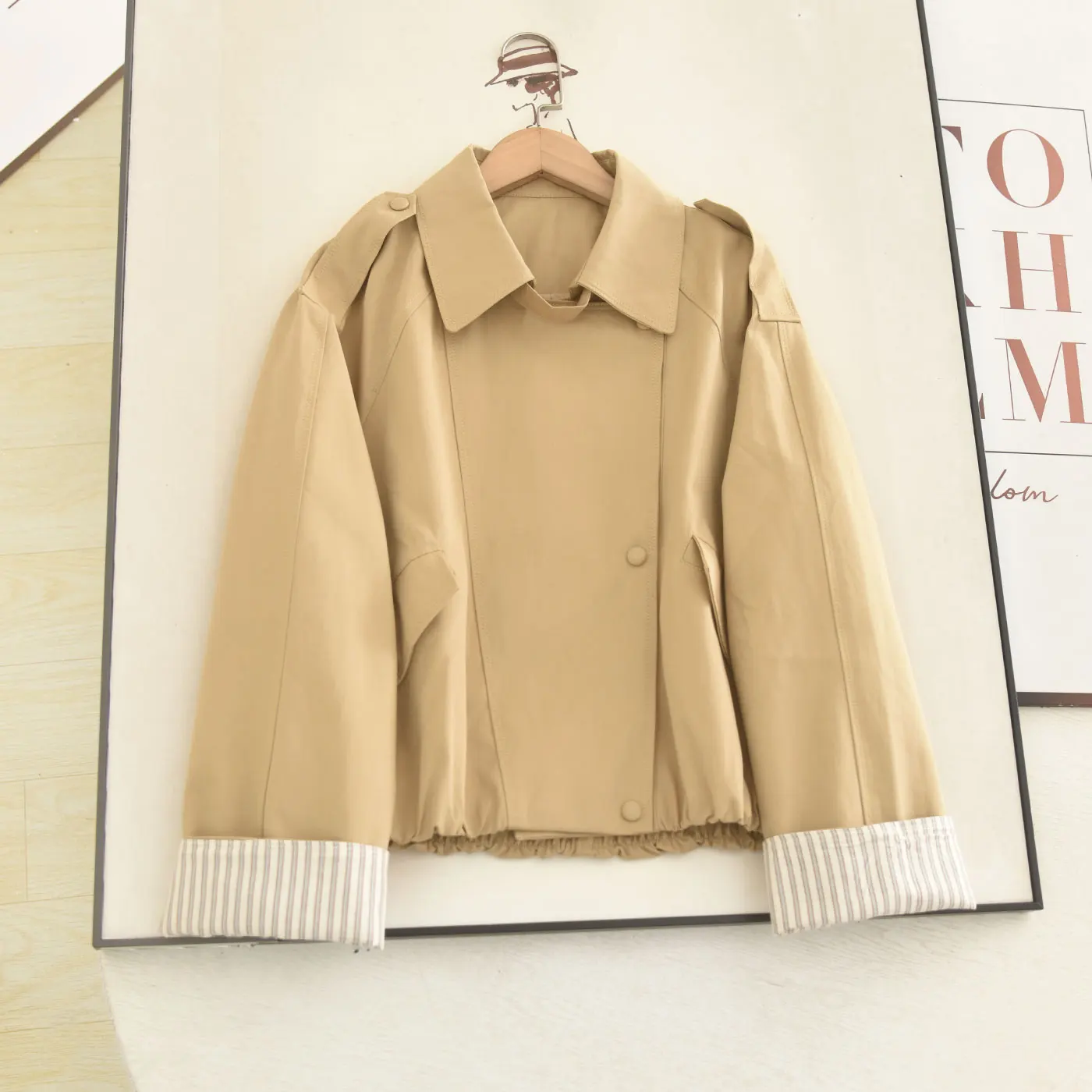 Elegant Khaki Short Trench Coat For Women Lapel Collar Spliced Hem Drawstring Hem Loose Cropped Autumn Commuter Outerwear Jacket