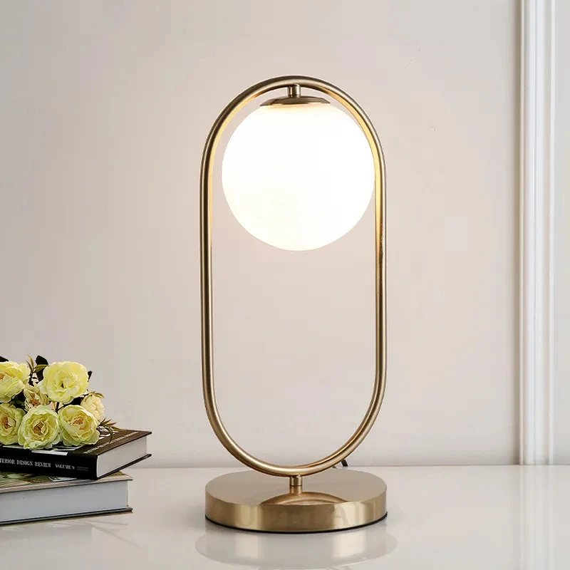 Imagem -05 - Criativo Corpo Nórdico Dourado Candeeiro de Mesa Placa Base de Metal Moderno Minimalista Vidro Fosco Led Lâmpada de Mesa Casa e Hotel Decoração