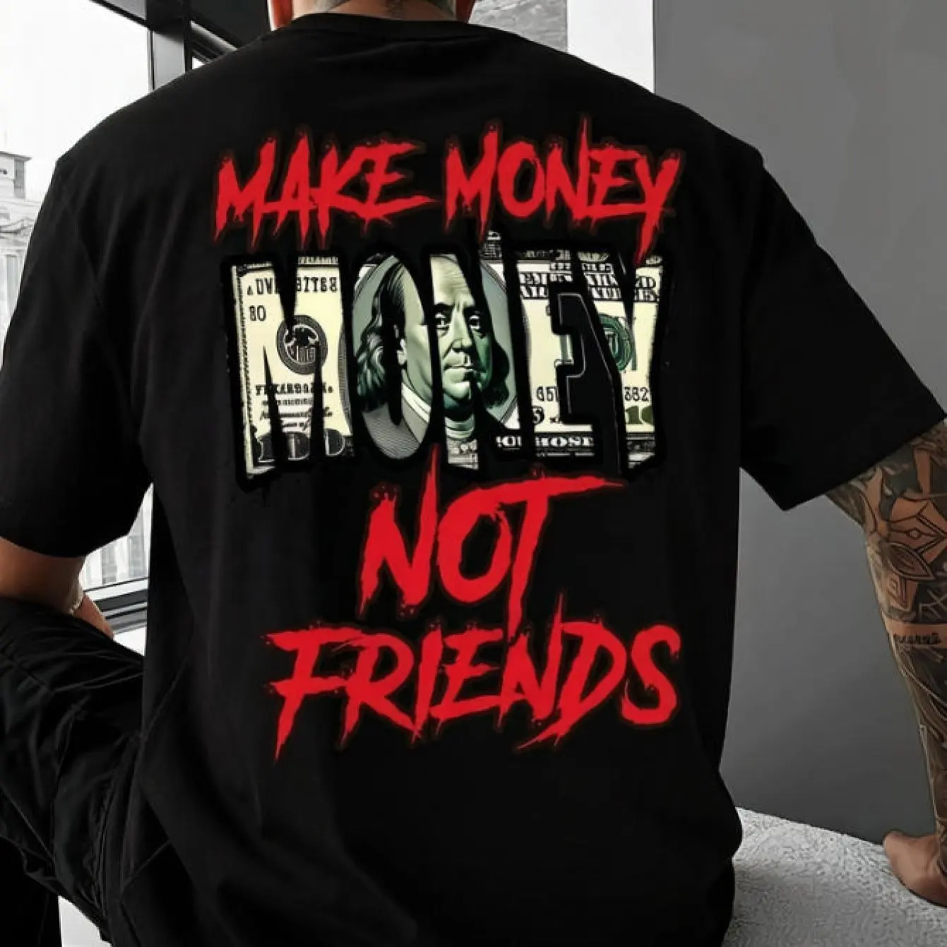 T-shirt au design moderne avec la phrase « Making Money Is Not Making Friends » imprimée, pour affirmer votre ambition.