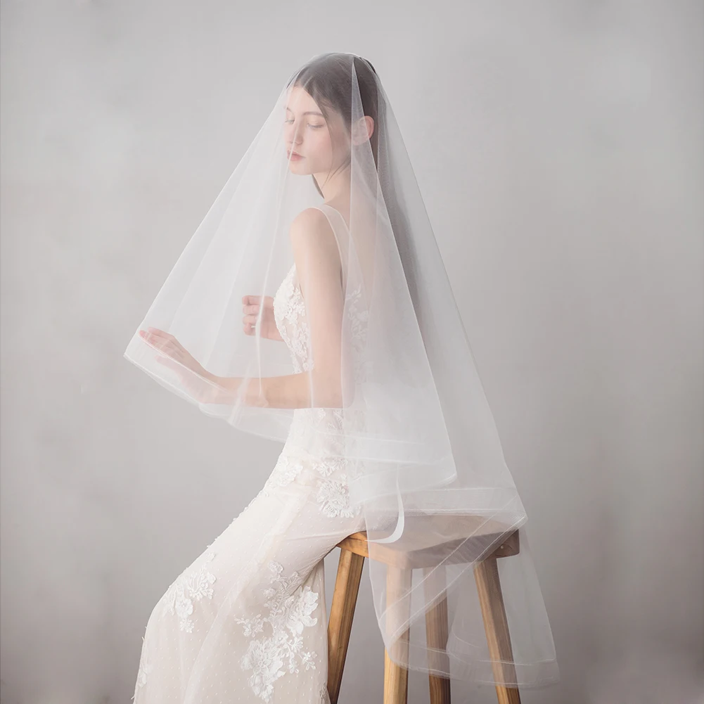 

V609 Elegant Bridal White Veil for Wedding Dress One-Layer Tulle Pencil Edge Brides Fingertip Veil with Hair Comb