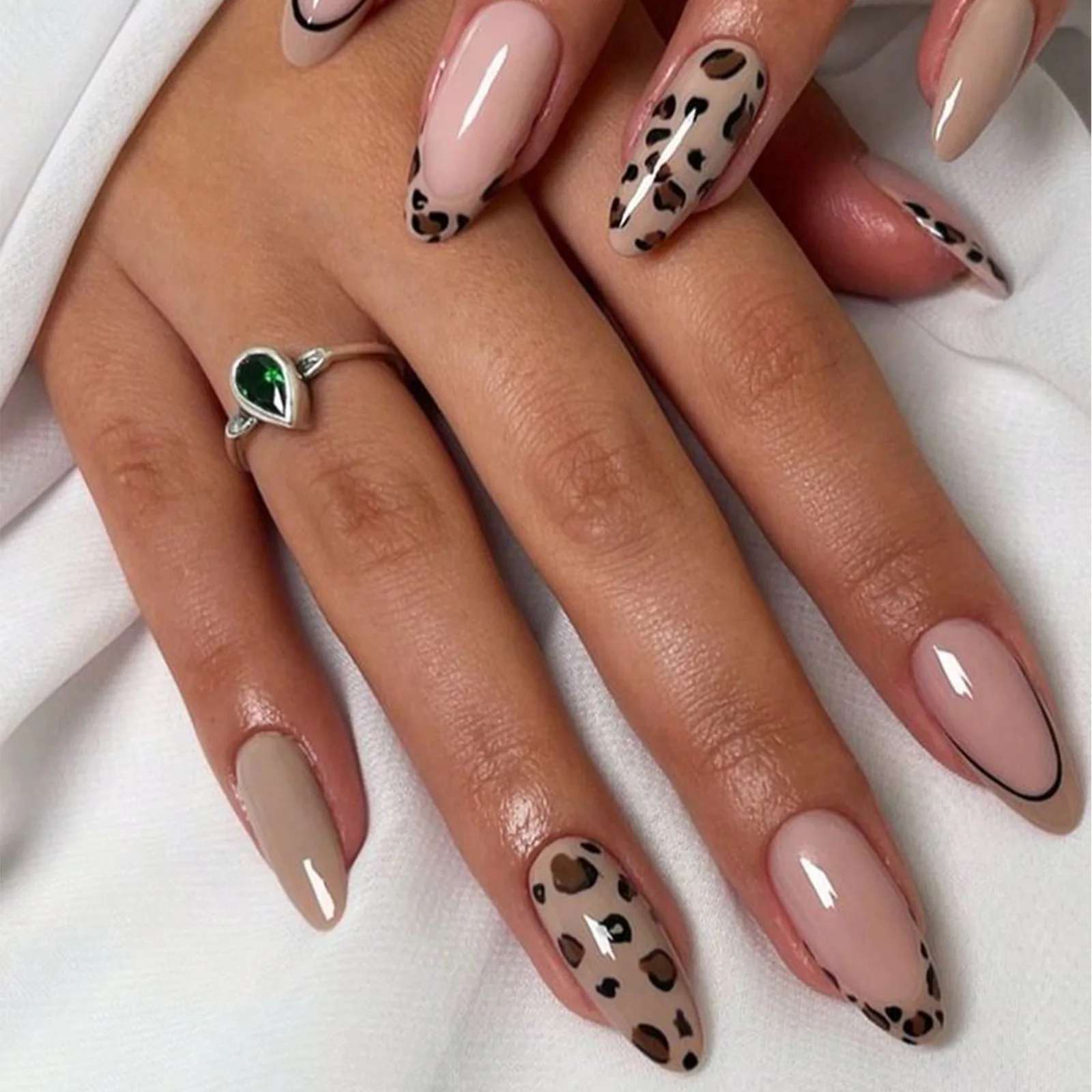 24pcs Fake Nail Elegant Daily Nail Art for Fall Winter Medium Almond French Leopard Nail Full Set False Nails Press on Nails