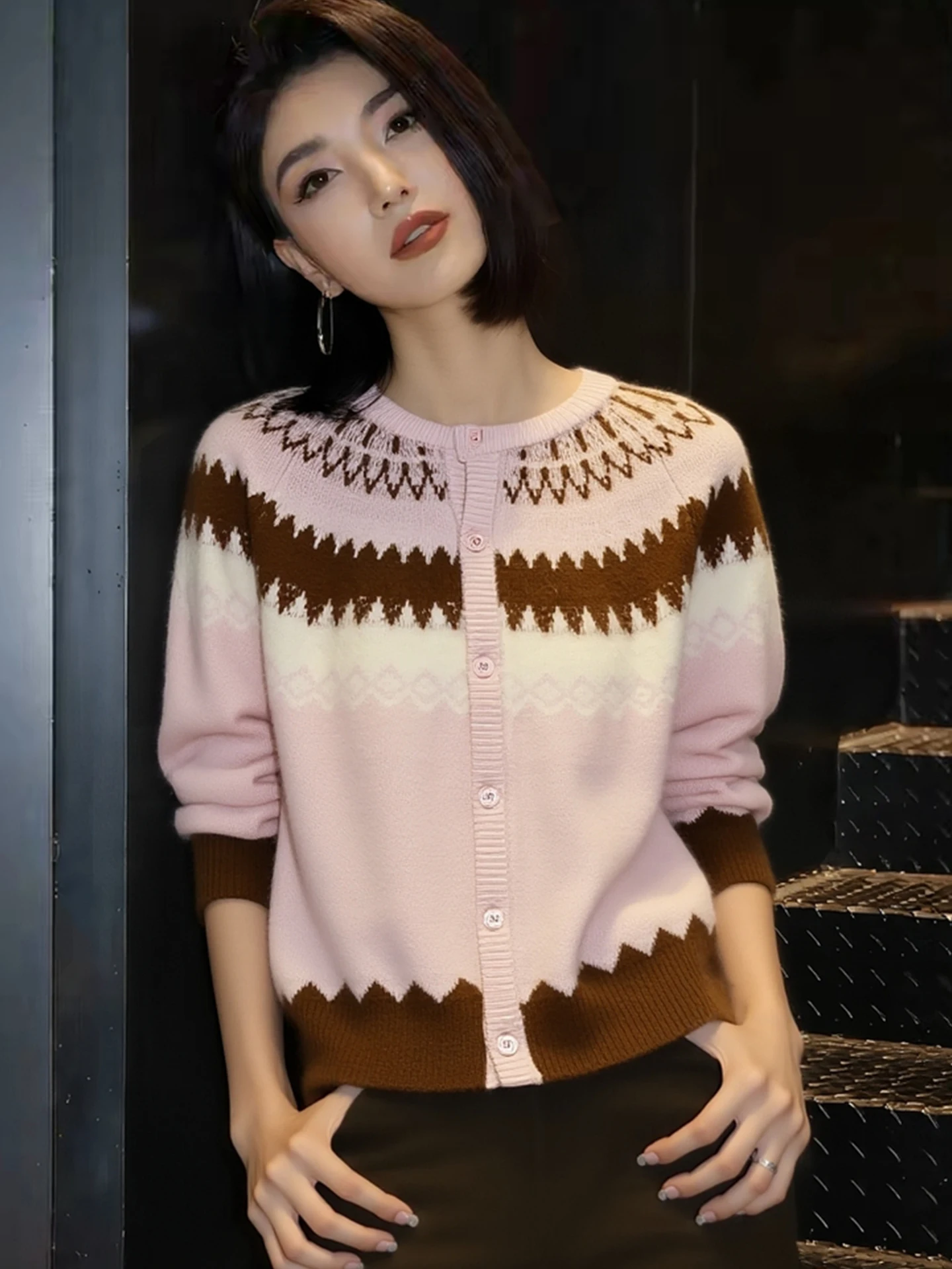 ファイオナブルニットセーター、ティエンデッドカメレ、2025年冬、スリーブスイートソフトロングスリーブ、刺繍入りカラーブロ、レディーストップス