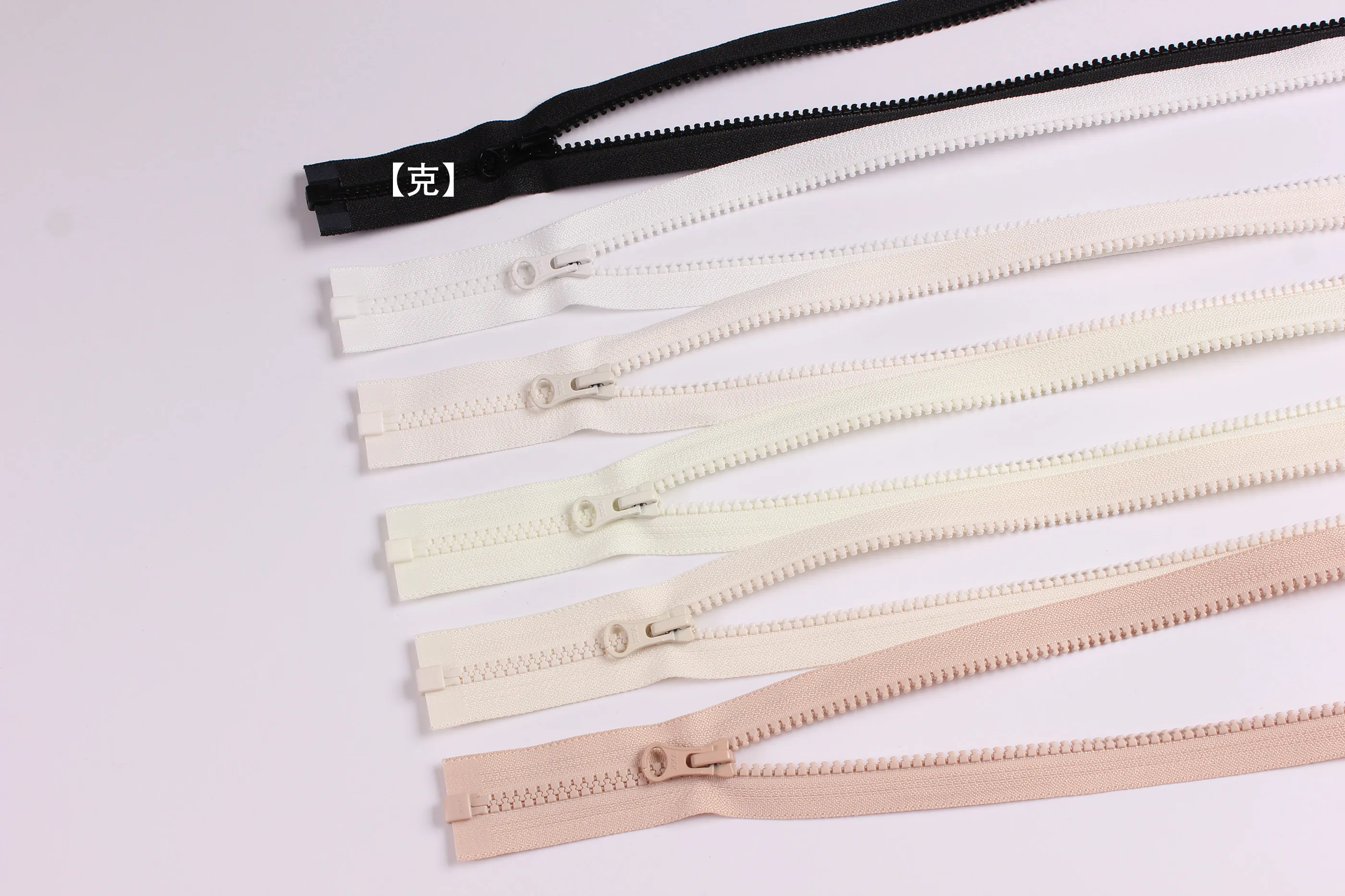 YKK-Reißverschluss Nr. 5 Harz-Gummi-Zahnöffnung, Reißverschluss am Schaf, dicke Schuljacke, Daunenbaumwolle, Echt – Detail 2