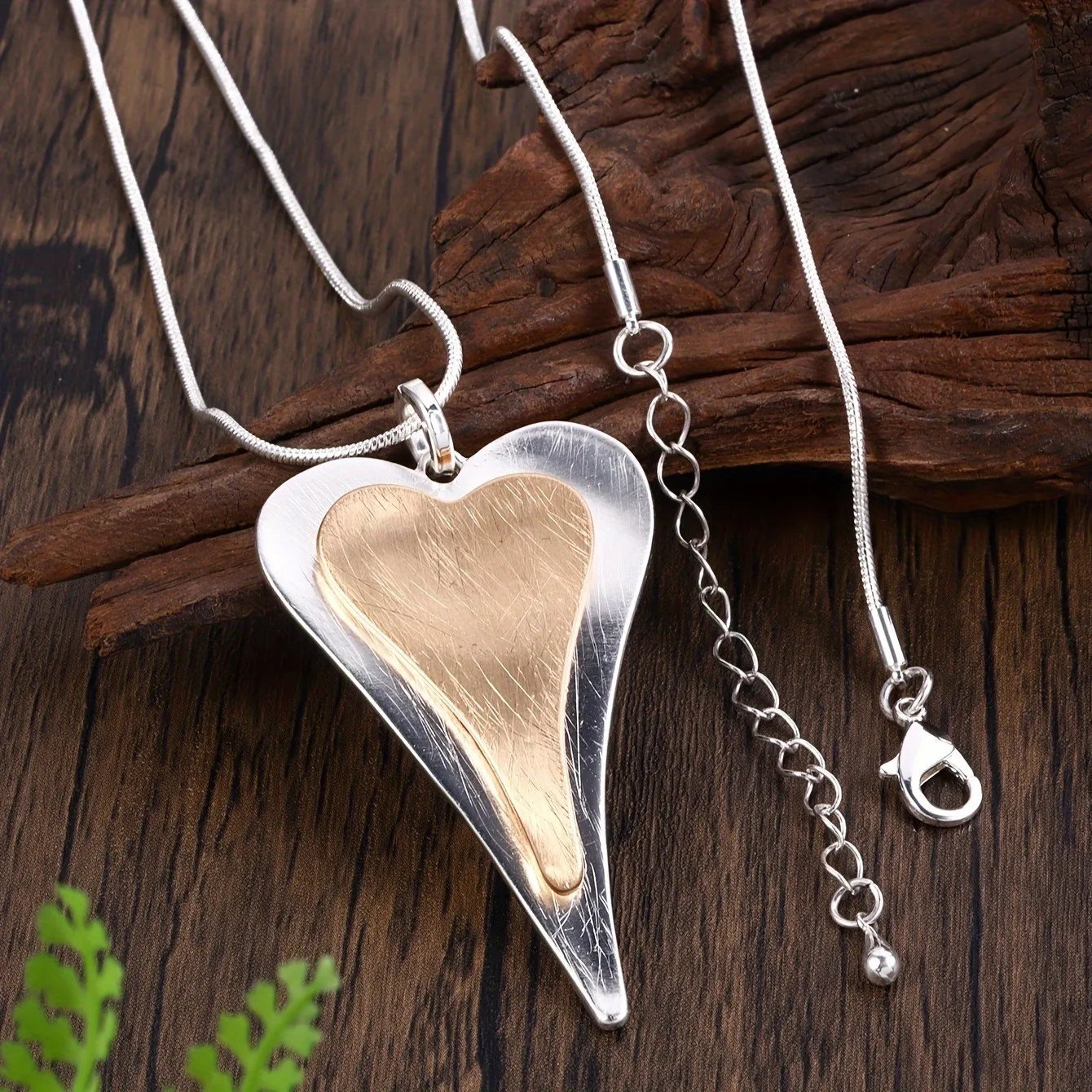

Retro Boho Long Necklace For Women Fashion Elegant Peach Heart Shaped Metal Pendant Sweater Chain Vintage Jewelry Party Gifts