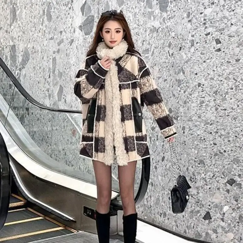 Herbst Winter Neue Frauen Mode Weiche Lose Super Gut Aussehende Retro Plaid Plus Plüsch Dicke Lose Spleißen Pelz Ein Stück Jacke