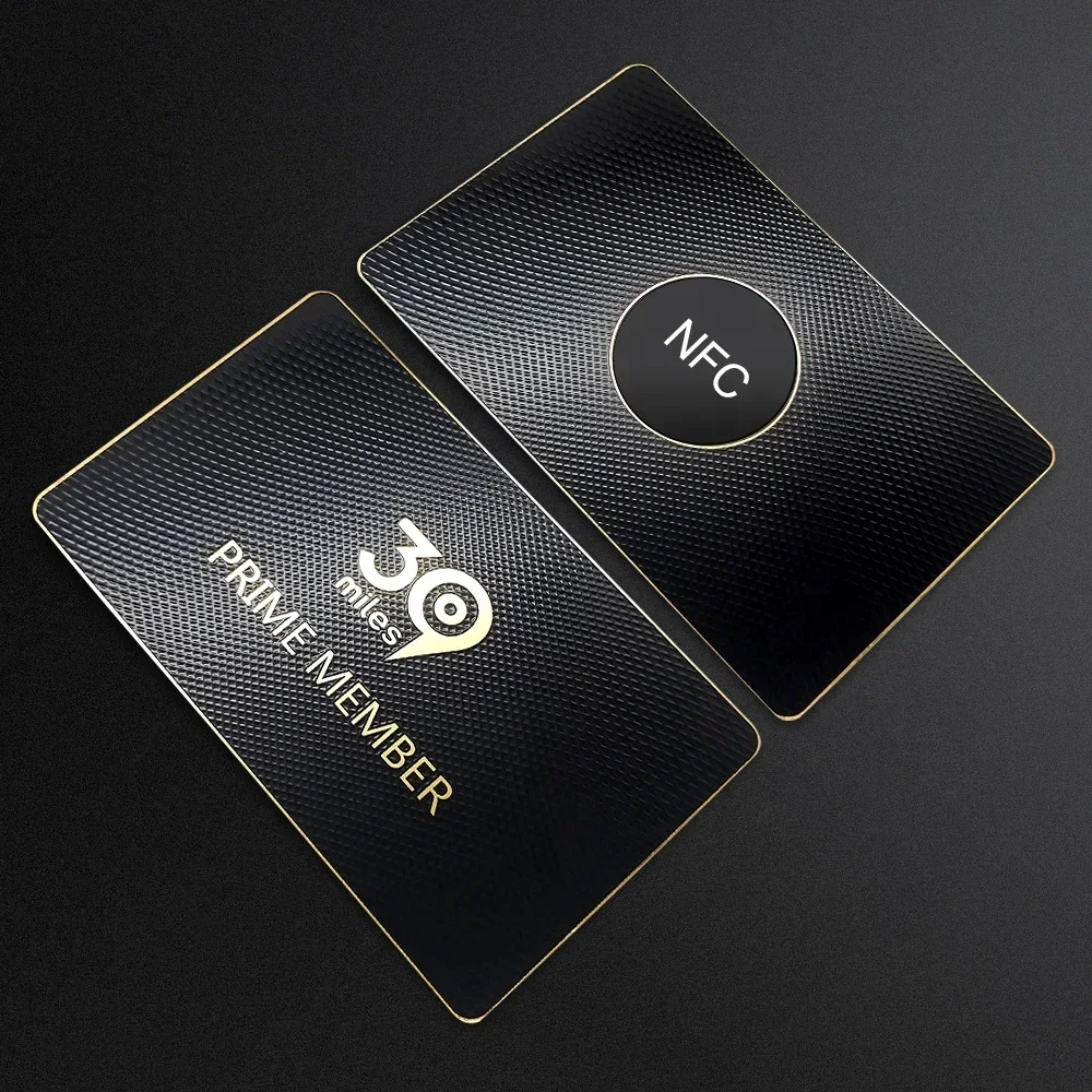 بطاقة عمل مخصصة فاخرة باللون الأسود للزيارة بطاقة ائتمان معدنية ذهبية اللون مطبوعة معدنية مخصصة مع شعار ورمز Qr