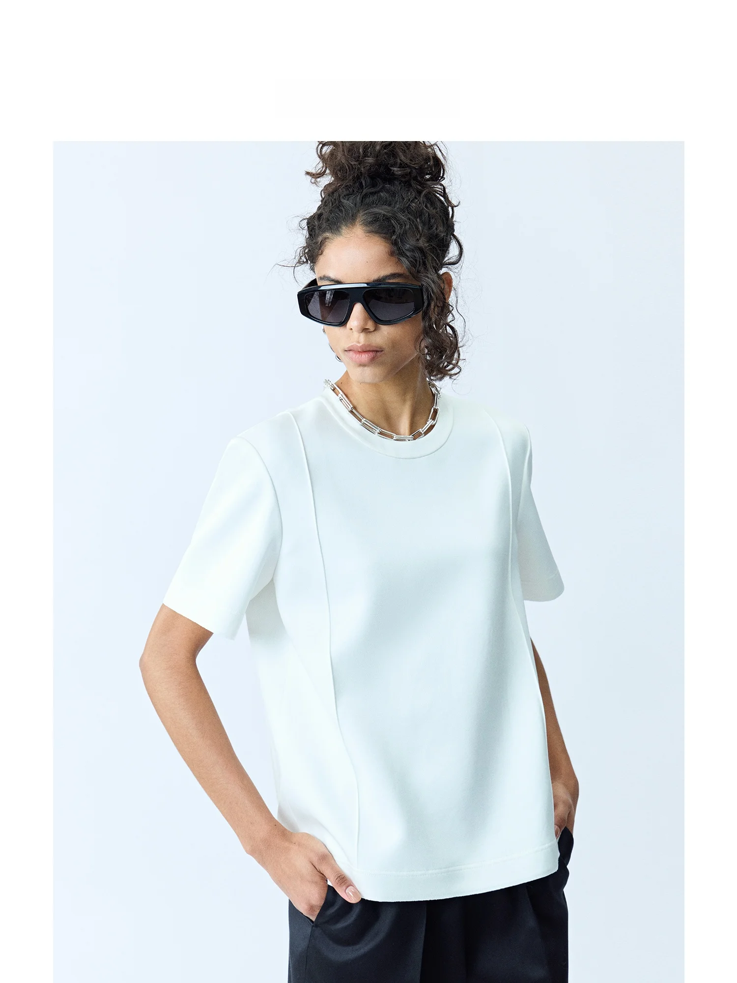 

Женская футболка UNICA из утолщенного двустороннего вискозного материала с коротким рукавом, формальным дизайном плеча, в повседневном стиле, стандартный крой, весна 2026