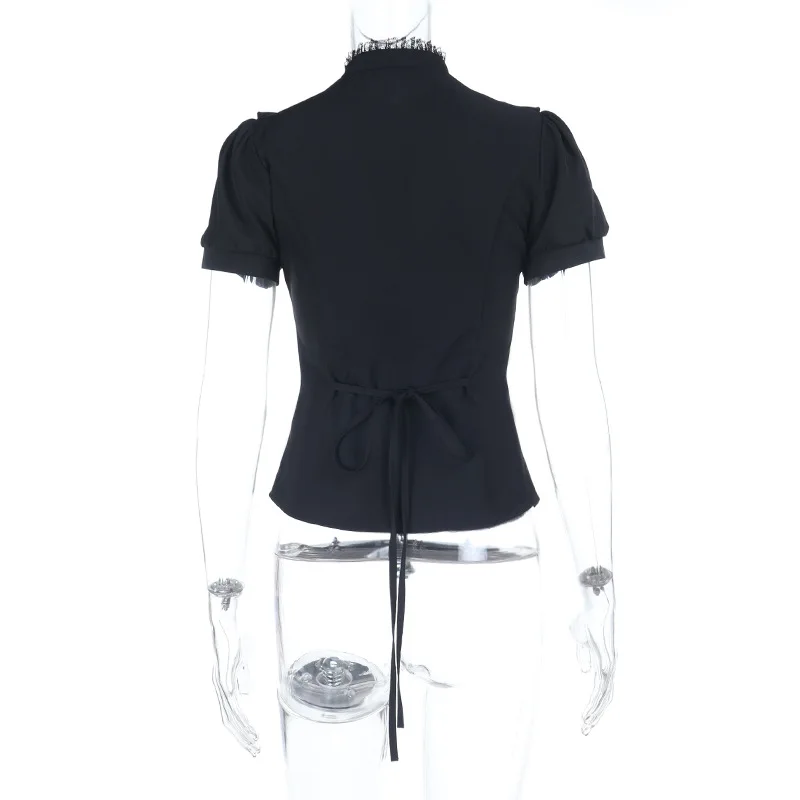 بلوزة شفافة ذات رقبة عالية من الدانتيل على طراز المحكمة الرجعية مع تأثير وهمي داكن ومثير وأكمام بتلات جاهزة