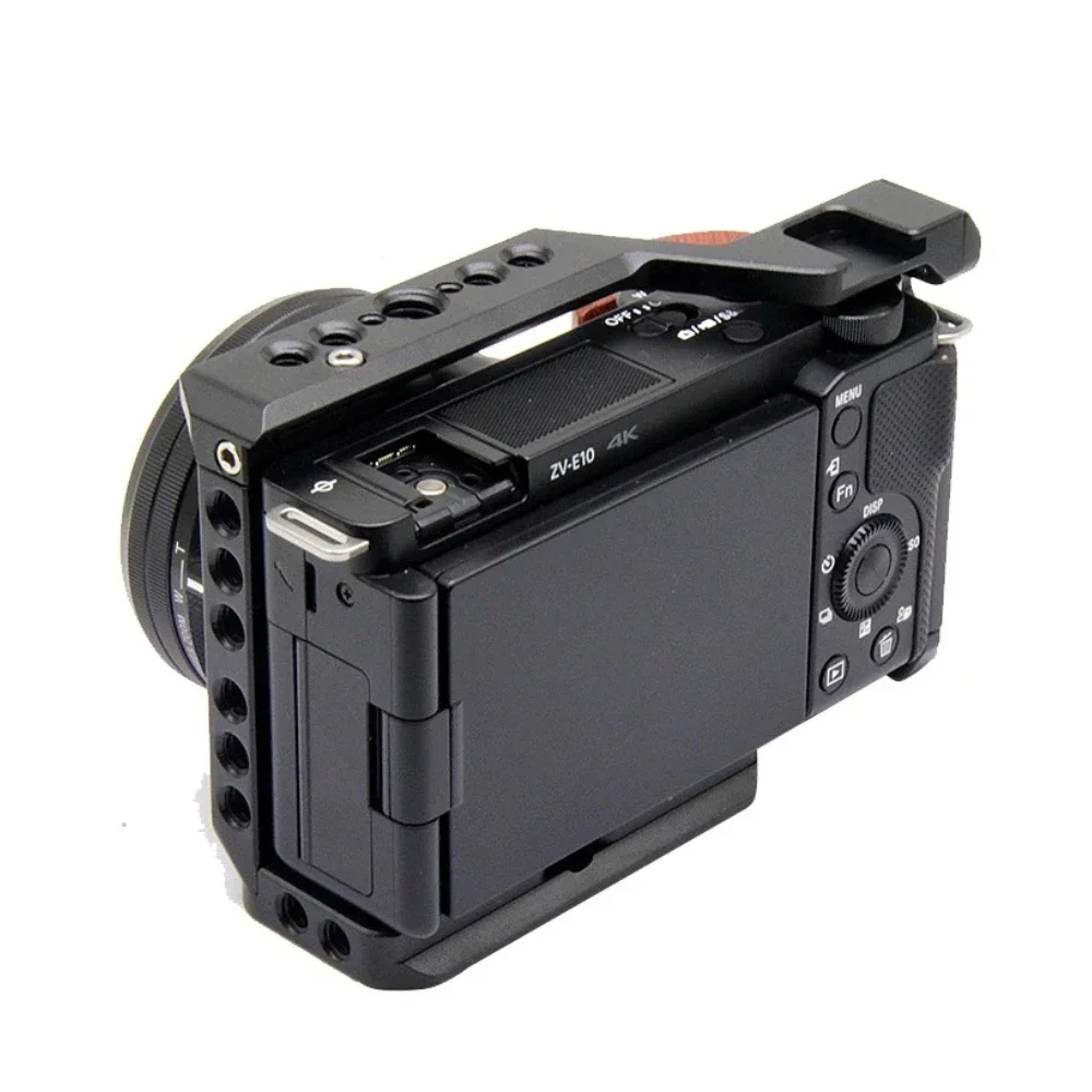 Klatka operatorska do aparatu ZV-E10 z drewnianym uchwytem, do Sony ZV-E10, z wbudowaną płytą szybkiego montażu, mocowaniem cold shoe oraz gwintami 1/4” i 3/8”. — zdjęcie produktu 3