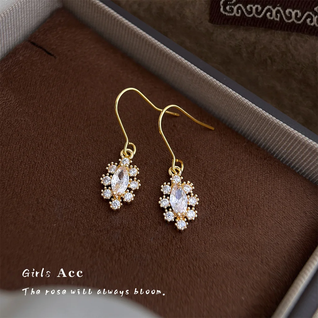 

Women Niche Luxury Premium Earring French Micro Inlaid Zircon Sweet Floral Stud Earring Fashion Commuter Dangle Earrings Jewelry