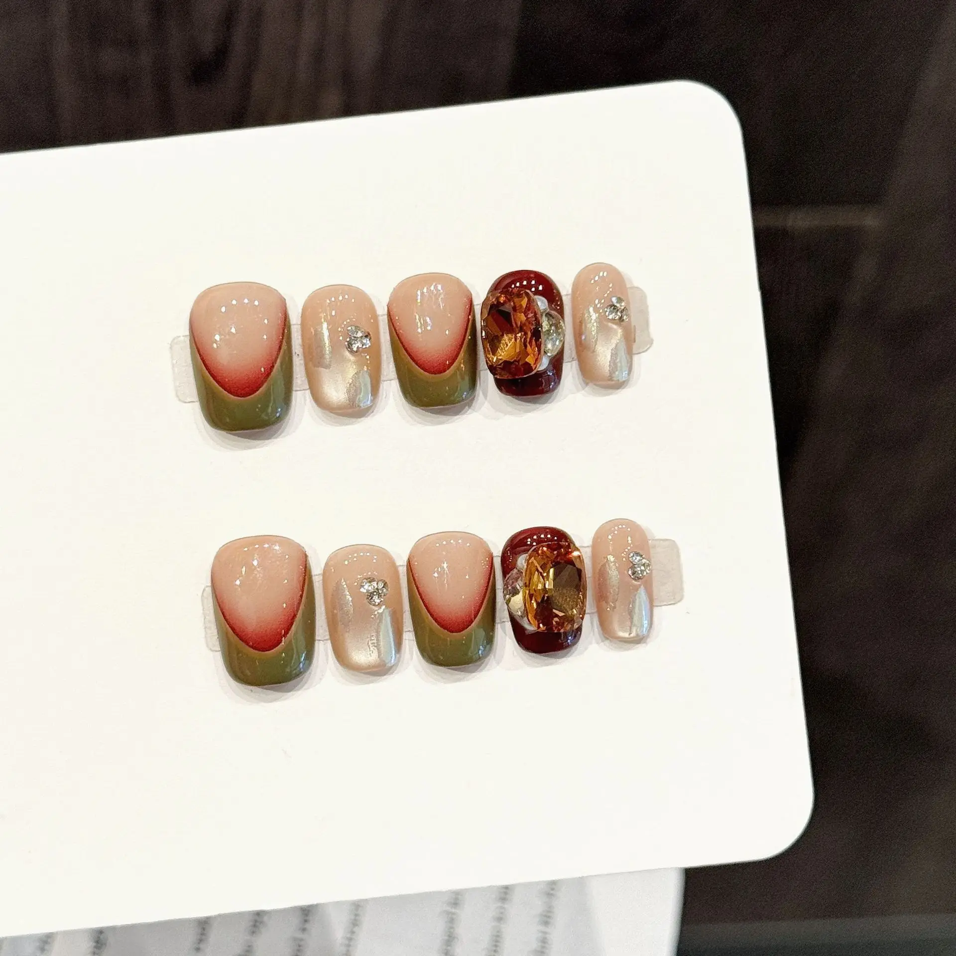 

10 шт., легкие роскошные короткие накладные ногти ручной работы, оливково-зеленый французский дизайн со стразами, накладные ногти, носимые советы по дизайну ногтей для девочек