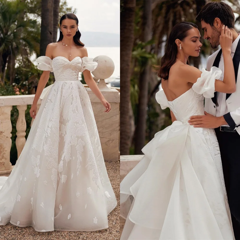 ที่กําหนดเองสีขาวTulleชุดเจ้าสาวอารมณ์Straplessปิดไหล่ชุดแต่งงานChapel Trainซิปด้านหลังชุด