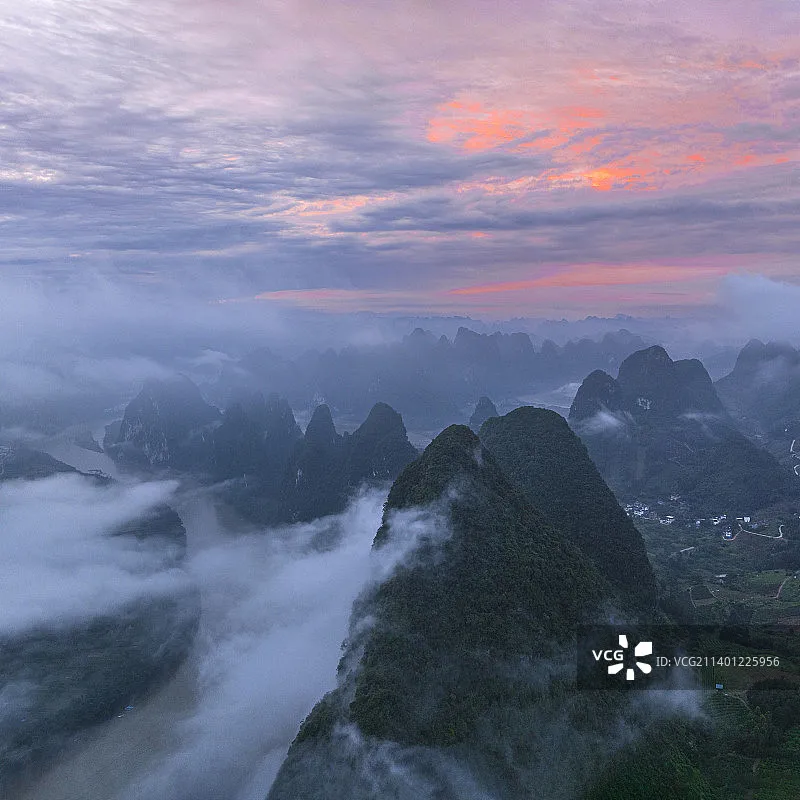 

GAONENG GNB LiHV 6S 22.8V 3000mAh 120C lithium battery with XT60 connector, suitable for FPV drones and quadcopters.