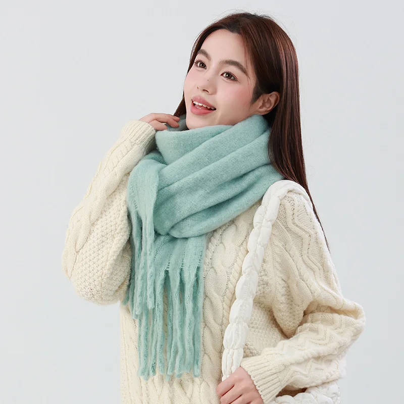 وشاح موهير بلون سادة للشتاء الدافئ، كتلة ألوان الدوبامين مع تفاصيل بوم بوم متعددة الاستخدامات مناسبة تمامًا للنساء ​