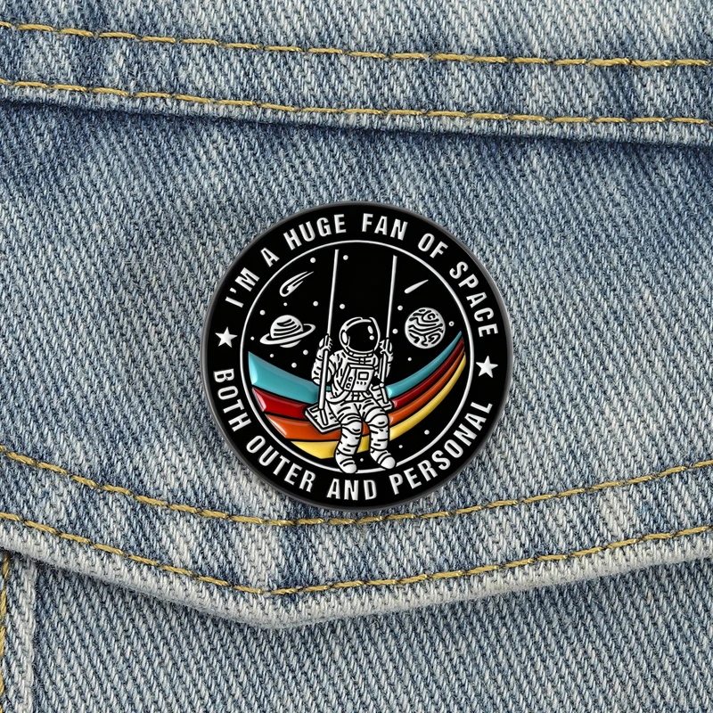 Großer Fan des Weltraums, äußere und persönliche Emaille-Anstecknadeln, Astronaut, schwingende Brosche, Anstecknadel, Cartoon-Punk-Schmuck, Geschenk für Freunde