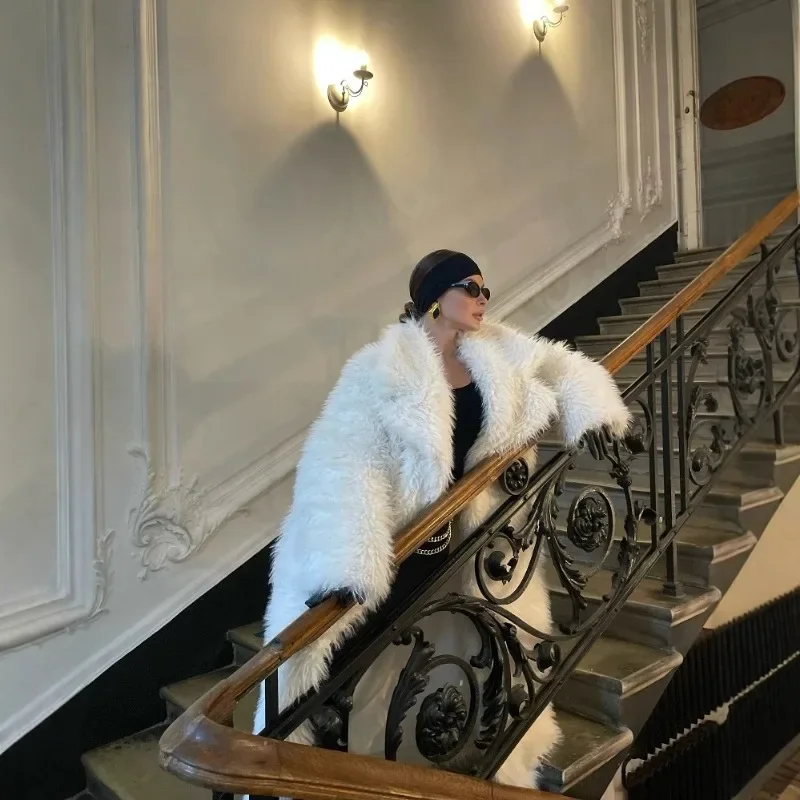 เสื้อโค้ทขนเฟอร์เทียมสำหรับผู้หญิง สไตล์ลำลอง แขนยาว ปกเสื้อแบบปกเชิ้ต มีกระเป๋า หนาขึ้น แฟชั่นสตรีทแวร์ ปี 2025 รุ่นใหม่ ยาวคลุมเข่า สีขาว ดีไซน์หรูหรา