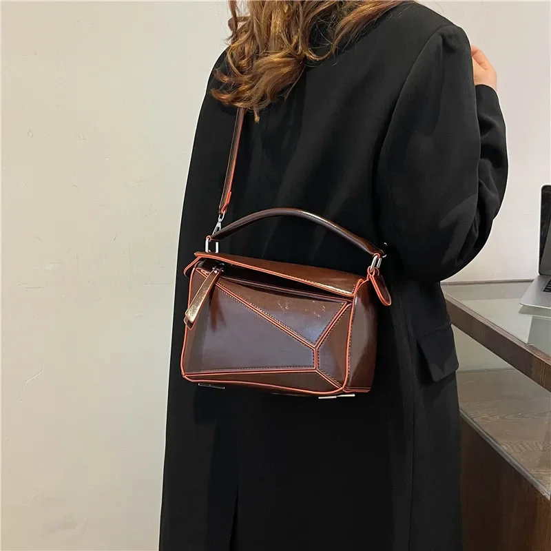 

Elegant Women's Chain Shoulder Bag, Luxury Women's Portable Zipper Crossbody Bag, Handheld Leisure Tourism Women's Bag