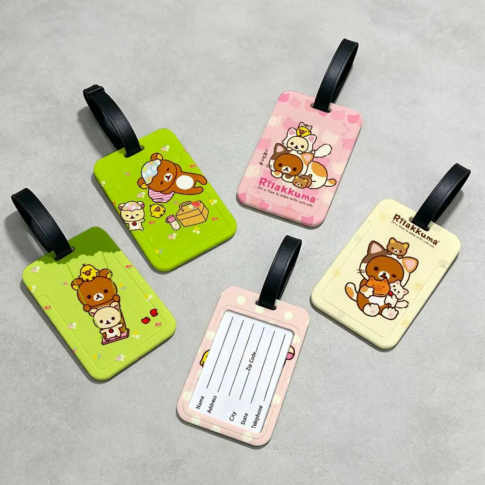 Kawaii Niedlicher P-RilakkumaS Bär Leichter Anti-Verlust PVC-Gepäckanhänger mit Abnehmbarer Informationskartenhülle Rucksack-Reisezubehör